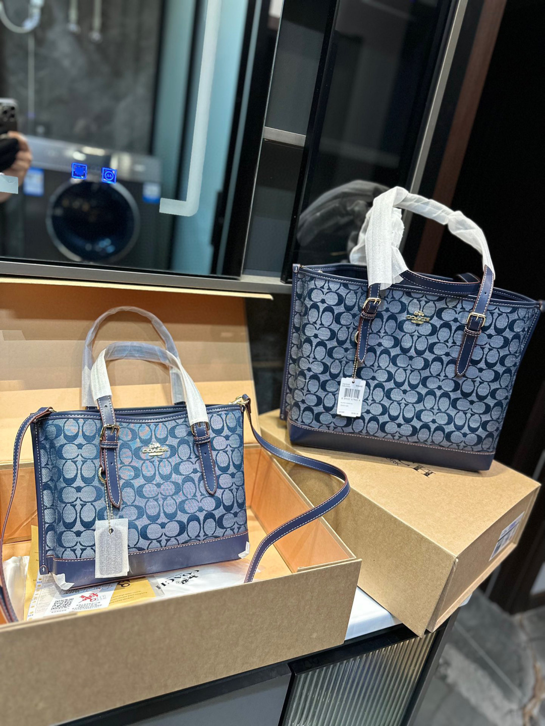 ❤️💰360/💰345（礼盒包装）❤️
蔻驰  新款神仙托特
Mollie  tote25
真的超喜欢这个设计
尺寸小巧 又有隔层
购物袋🛍️
预测必须火
搜索🔍：coach tote jy尺寸33cm 25cm