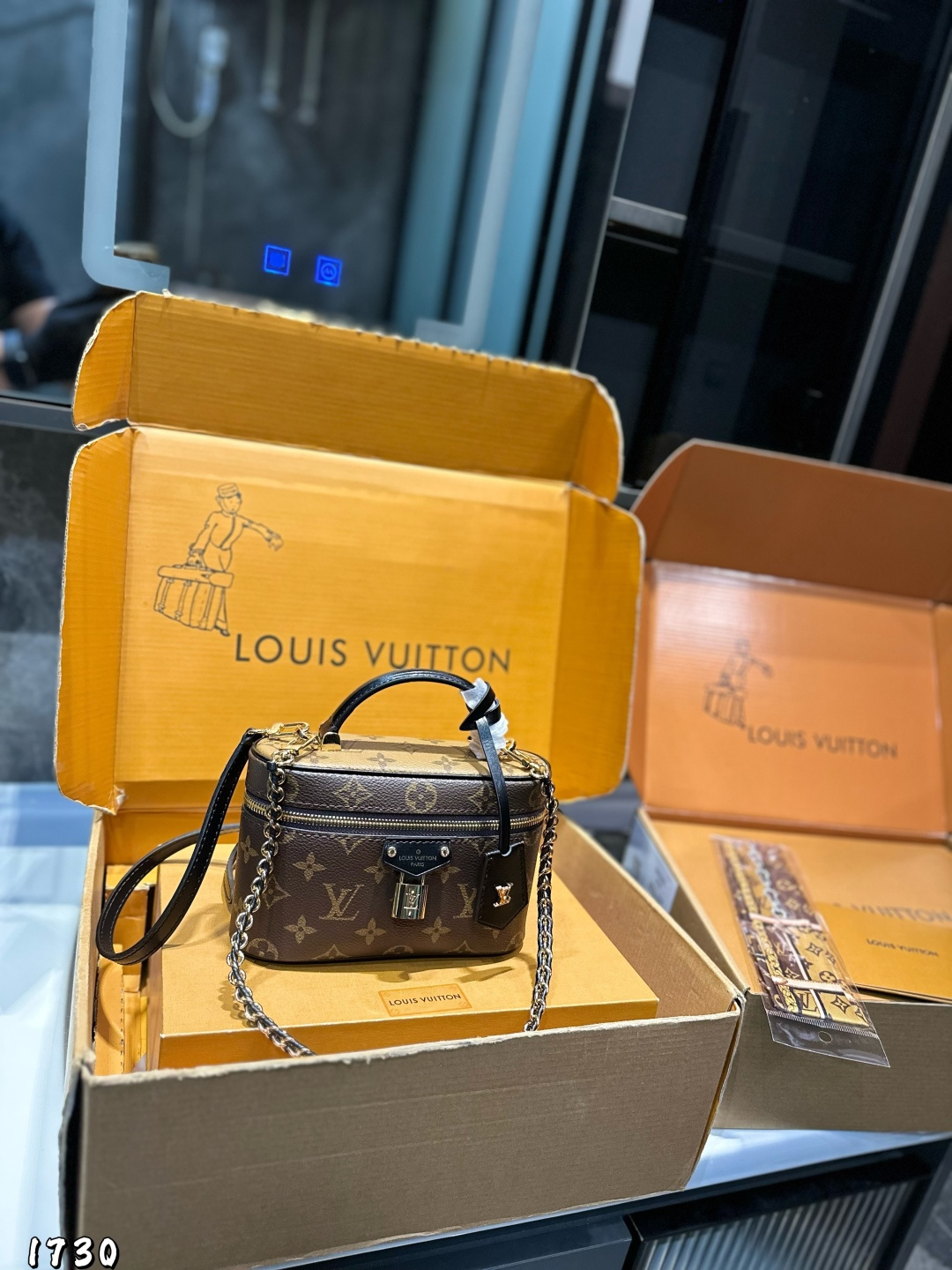 ❤️💰385（折叠飞机礼盒）❤️
 LVVanity 化妆包 
包包顶部选用深浅不一的色调增加层次感
特别是老花真香!这秀款化妆包可爱又能装~手拎斜挎都很好看，足以应对所有场合
搭配休闲或者小裙子都ok，重要的是价格也很美
尺寸：18*10*13cm