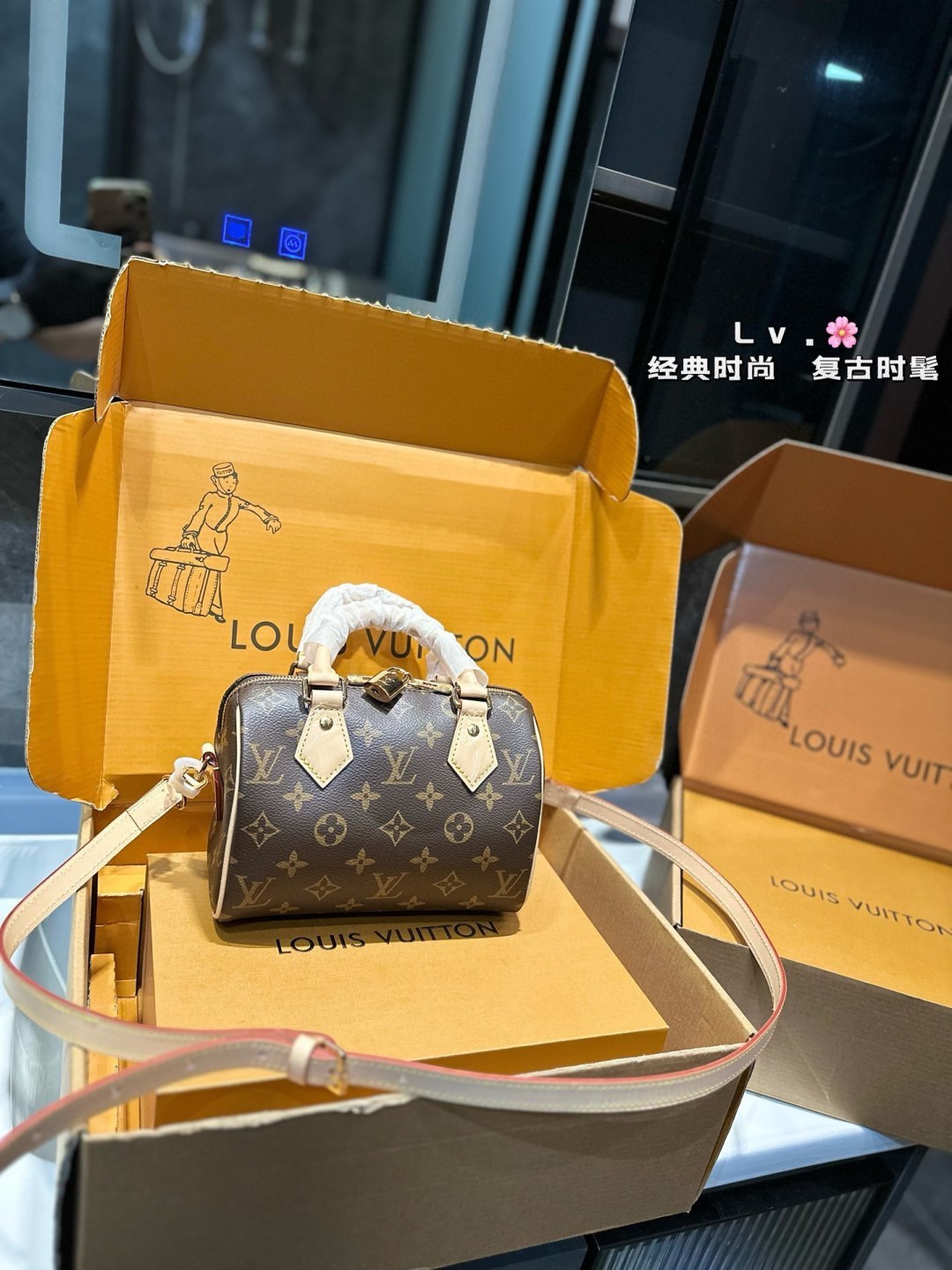 ❤️💰440（礼盒包装）❤️ LV S💰eedy 枕头包 这款Retiro 手袋以标志性的LV老花面料制成，搭配奢华的变色牛皮饰边，经典永恒。优雅低调的外形设计和宽敞的包 尺寸：20*11*14cm