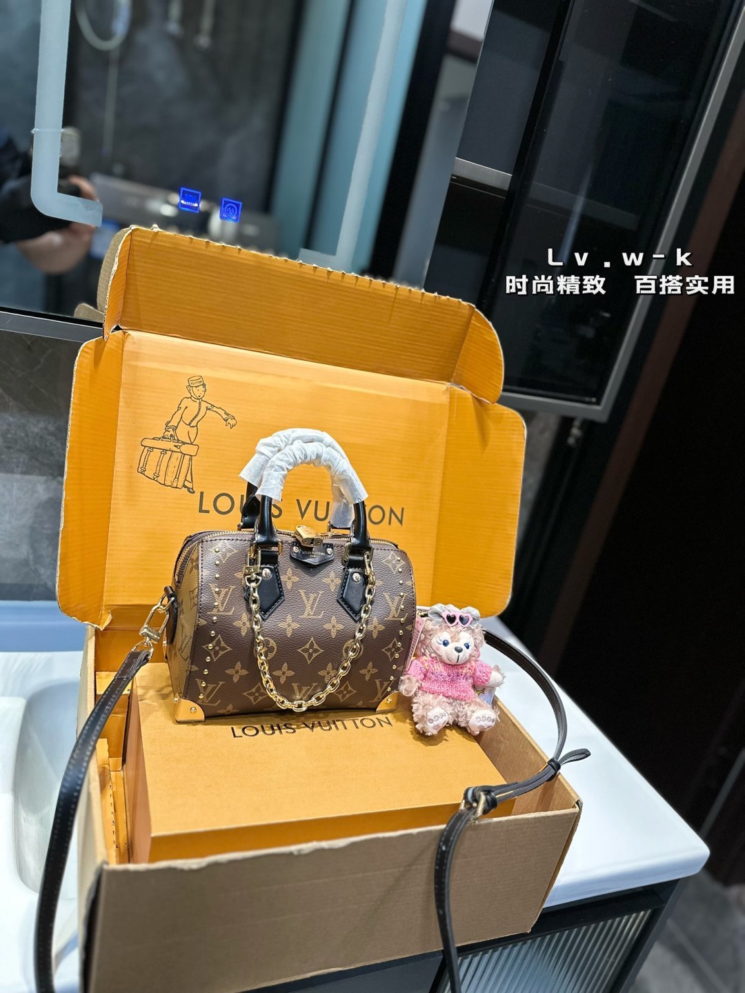 ❤️💰385❤️ LV早春Cruise25 包包 走秀款铆钉款手提枕头包 LV这场在巴塞罗那举行的2025早春新款真的好美啊!!这一季的包包也好有收藏价值啊!尺寸20厘米#