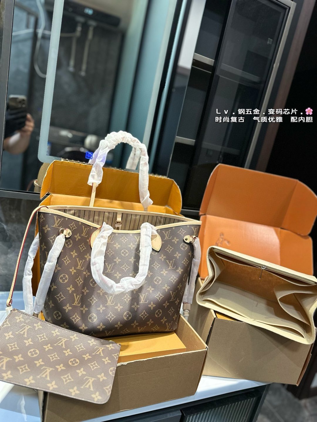 ❤️💰475(礼盒包装)❤️ Lv neverfull购物袋 中号尺寸不挑身高,不挑人 这就是为什么它可以在Lv家常年屹立不倒~ 它被称为“每个女人都该拥有”经典著作 材质选用经典的 Monogram 老花帆布制成 不仅耐磨耐造,而且自重很轻 包袋边缘采用植糅革饰边 是Lv购物包袋经常采用的设计⚠️尺寸31.28