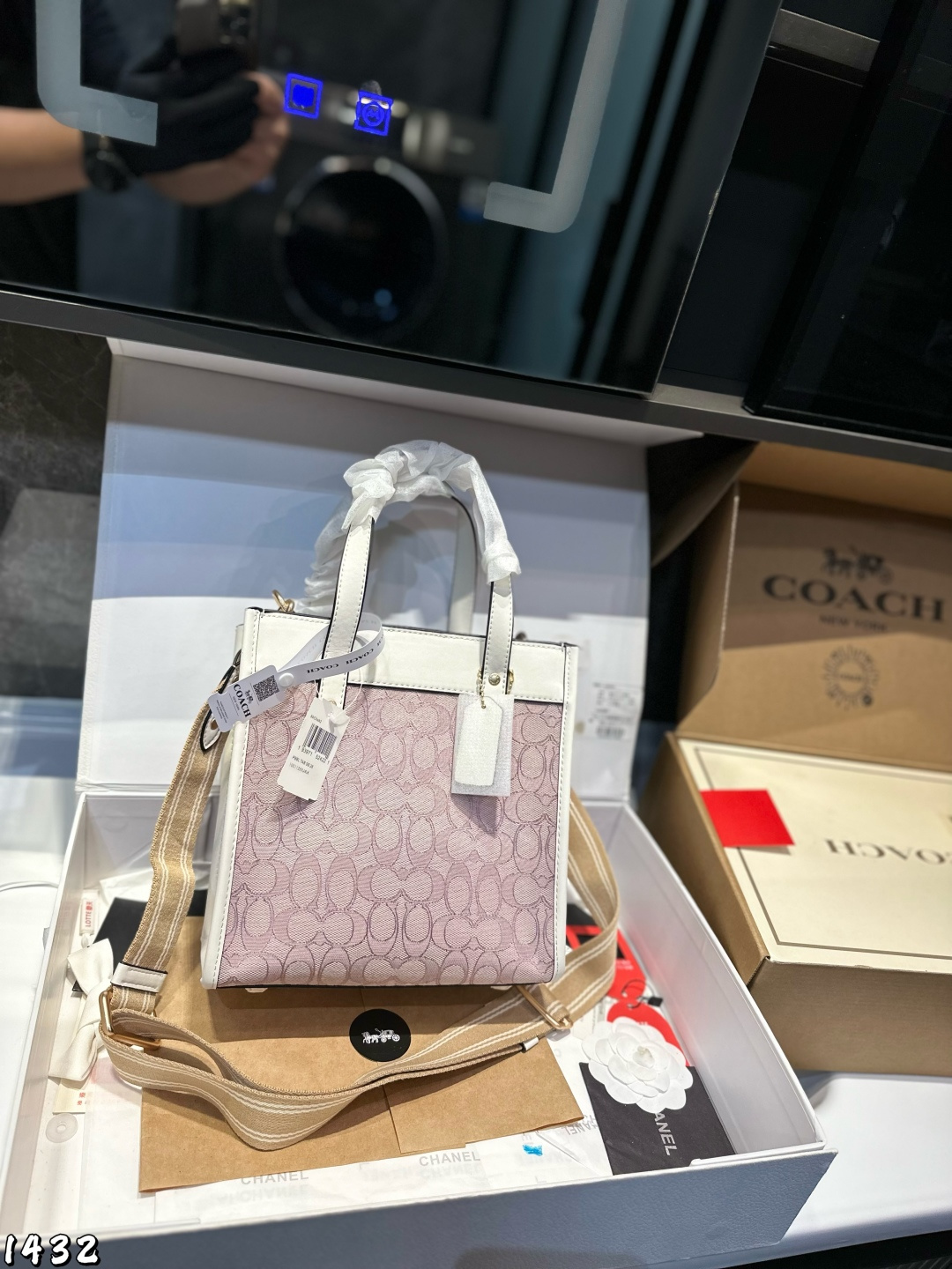 ❤️💰355（礼盒包装）❤️ Coach蔻驰｜ Field Tote托特手袋 终于来啦～～带上小手袋出街吧。 西这季coach除了小号托特包，太适合小仙女们出游啦~墨镜四太阳伞 加手机團统统装下，还有针织长 肩带，拎着挎着都好看，可以说是每一个都市丽人必备单品！ 西手感柔软，极具质感，经典时尚复古！ 随意搭配都没有问题 尺寸 22 20cm