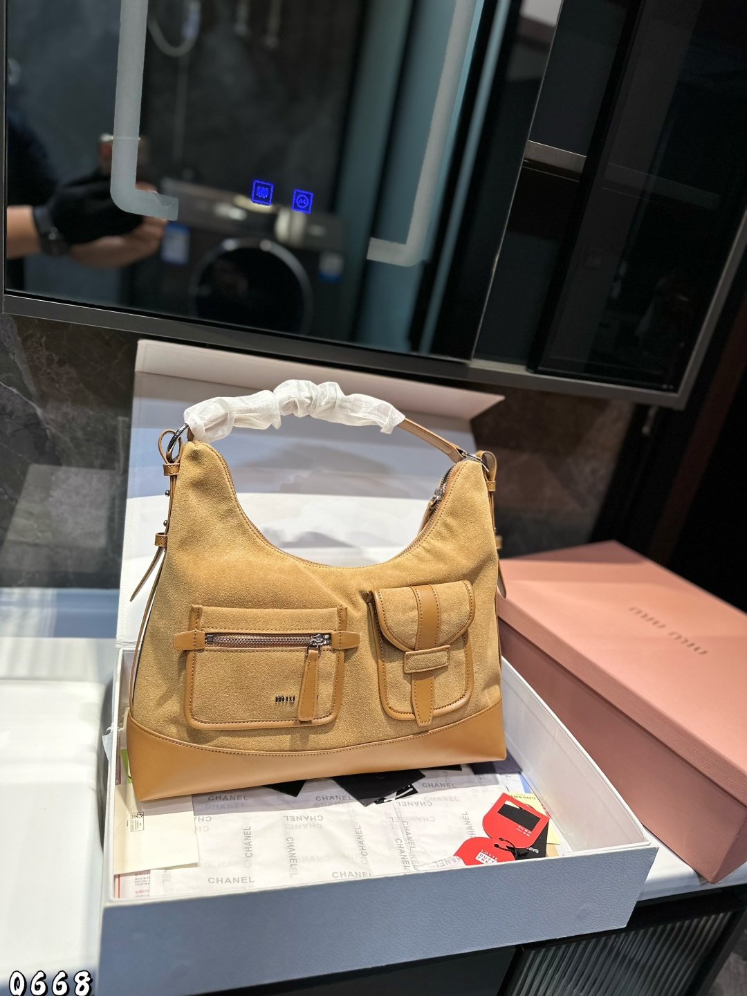 ❤️💰380❤️ miumiu缪缪|麂皮hobo机车包 还是💰rada都出了很多腰包款式,还有很多颜色特别的包包。大多包型的设计都是偏简单、基础的,只是当时颜色和材质的运用,让人觉得每款包包都有一个创意点 尺寸 35 30cm