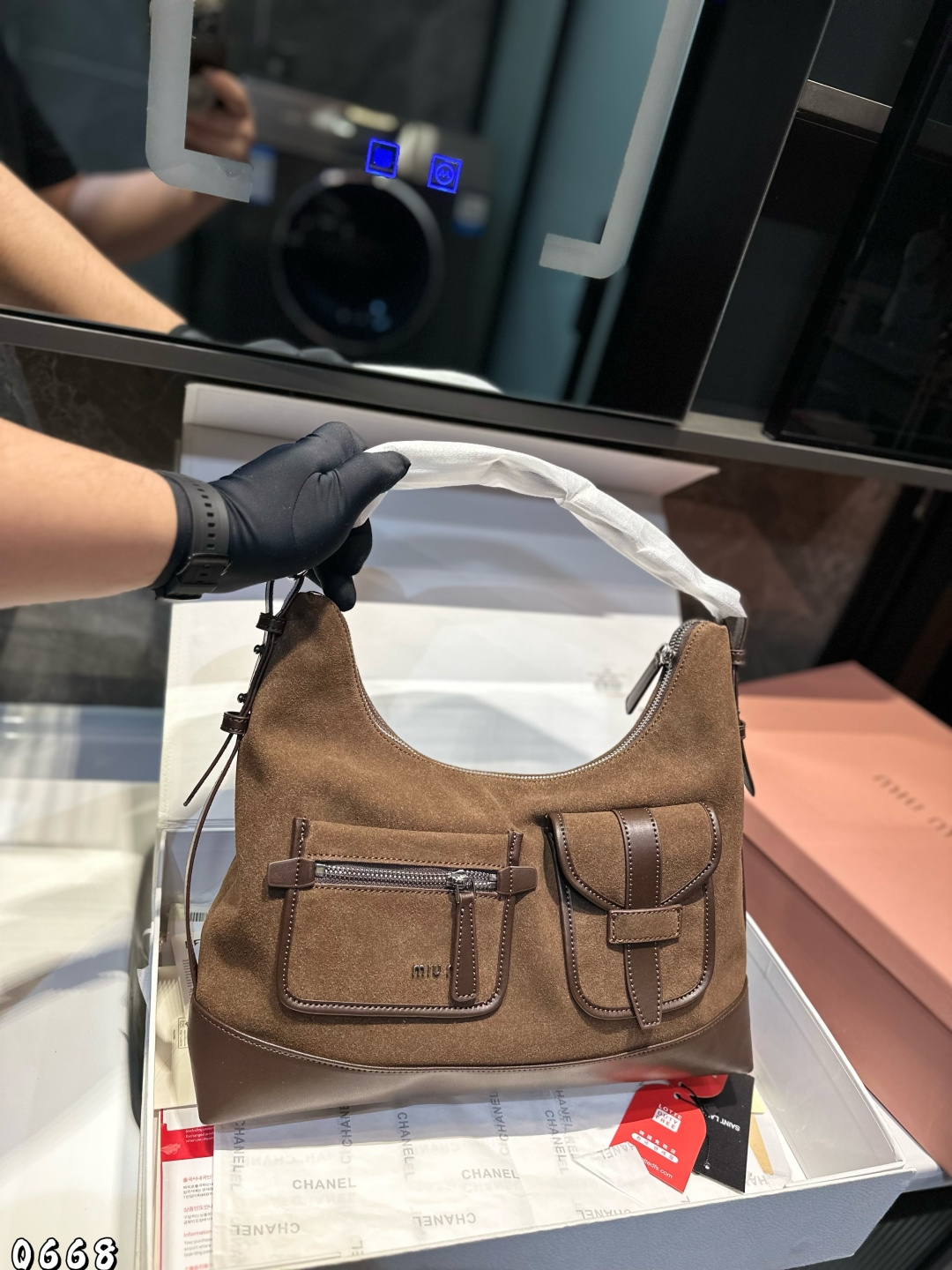 ❤️💰380❤️ miumiu缪缪|麂皮hobo机车包 还是💰rada都出了很多腰包款式,还有很多颜色特别的包包。大多包型的设计都是偏简单、基础的,只是当时颜色和材质的运用,让人觉得每款包包都有一个创意点 尺寸 35 30cm