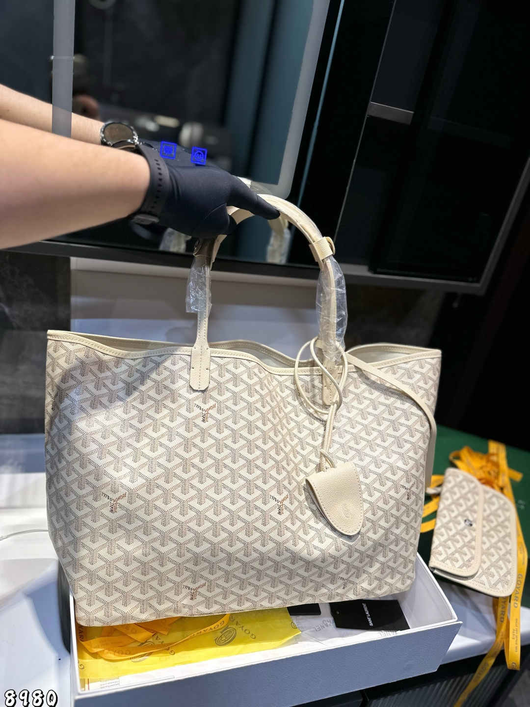 ❤️💰350（礼盒包装）❤️
戈雅购物袋🛍️
属于这个季节的购物袋
从头到尾全部都是客订哦！
Goyard 小托特 
实物真的很有质感，
四季绝配！size：