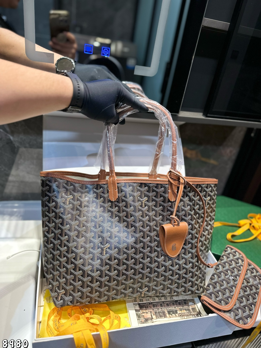 ❤️💰350（礼盒包装）❤️
戈雅购物袋🛍️
属于这个季节的购物袋
从头到尾全部都是客订哦！
Goyard 小托特 
实物真的很有质感，
四季绝配！size：34*27cm