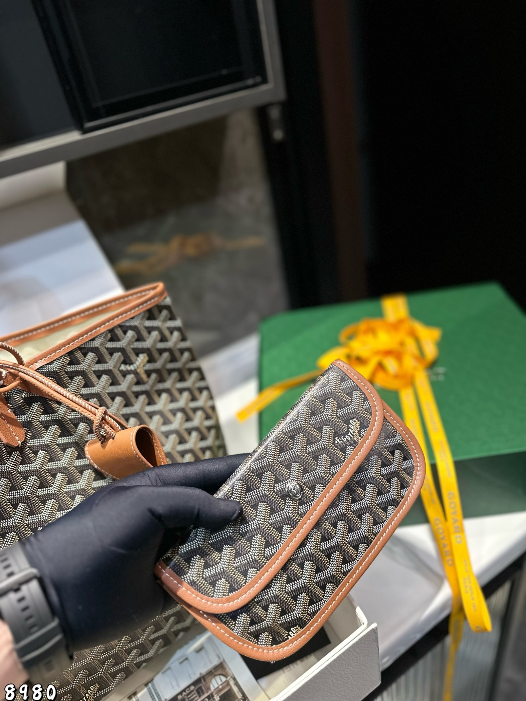 ❤️💰350（礼盒包装）❤️
戈雅购物袋🛍️
属于这个季节的购物袋
从头到尾全部都是客订哦！
Goyard 小托特 
实物真的很有质感，
四季绝配！size：34*27cm