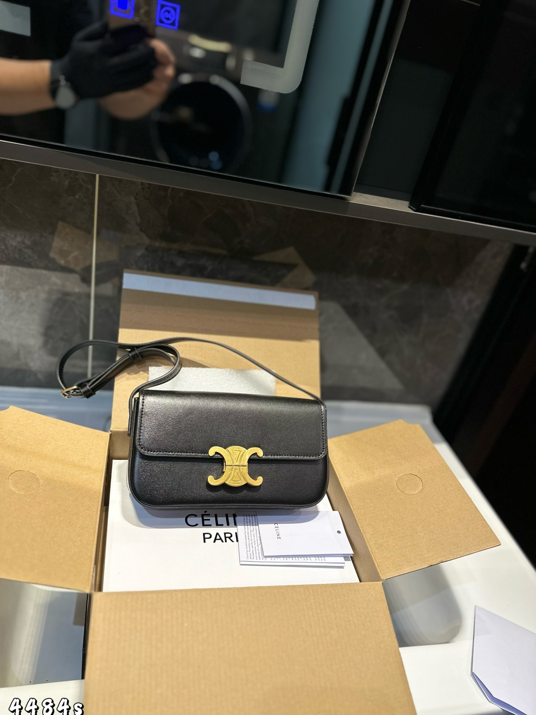 ❤️💰380(礼盒包装)❤️ 赛琳腋下 今年的赛琳Celine凯旋门系列必须种草,太好看啦!火爆全球的它已经有众多博主,网红都在纷纷打卡。每一款凯旋门都有它独特的魅力,休闲复古,又很时尚。容量是足够美眉放手机化妆品之类的,肩带可以调节!上身更加酷,可盐可甜。尺寸21 12