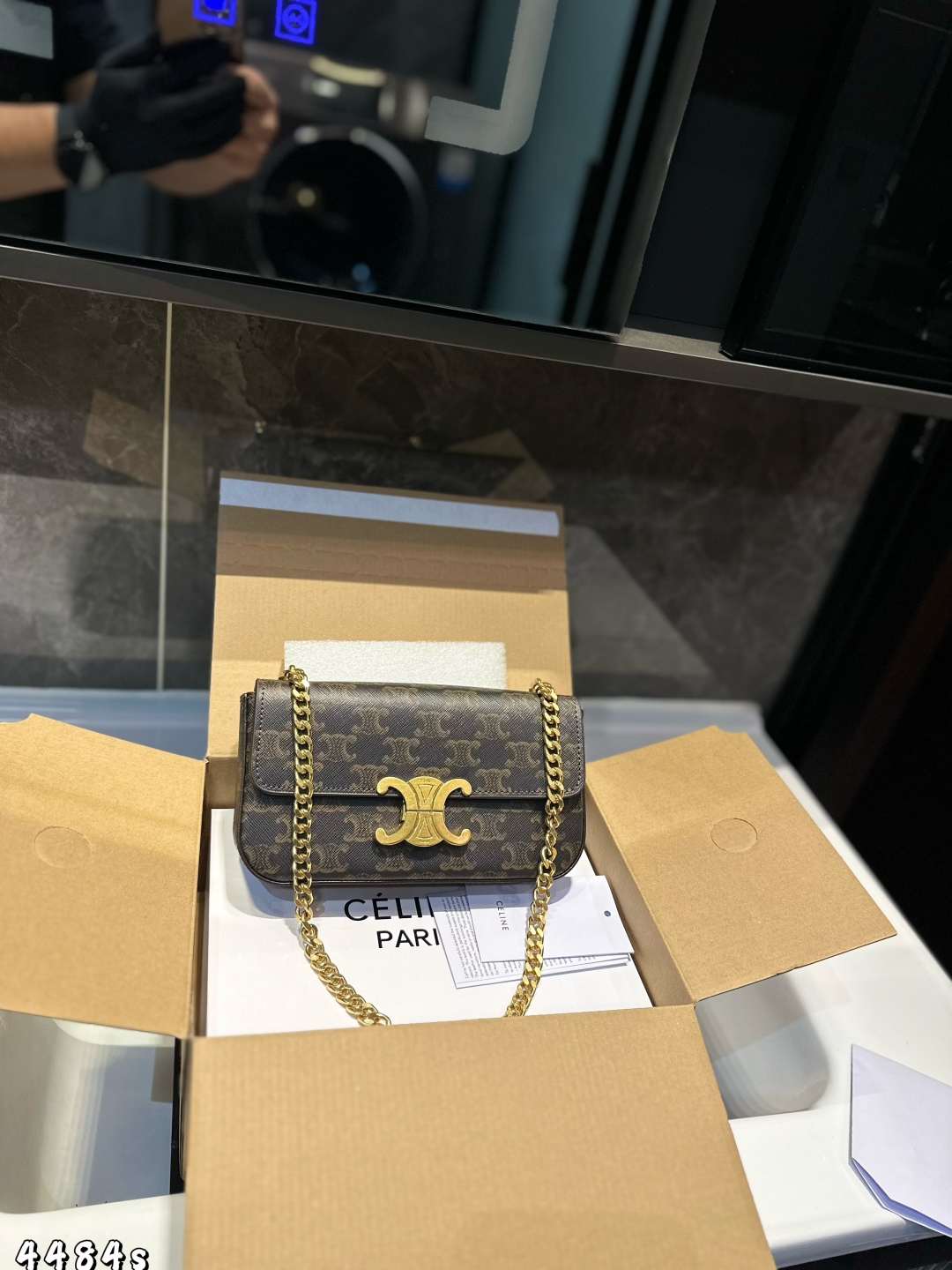 ❤️💰390(礼盒包装)❤️ 赛琳腋下 今年的赛琳Celine凯旋门系列必须种草,太好看啦!火爆全球的它已经有众多博主,网红都在纷纷打卡。每一款凯旋门都有它独特的魅力,休闲复古,又很时尚。容量是足够美眉放手机化妆品之类的,肩带可以调节!上身更加酷,可盐可甜。尺寸21 12