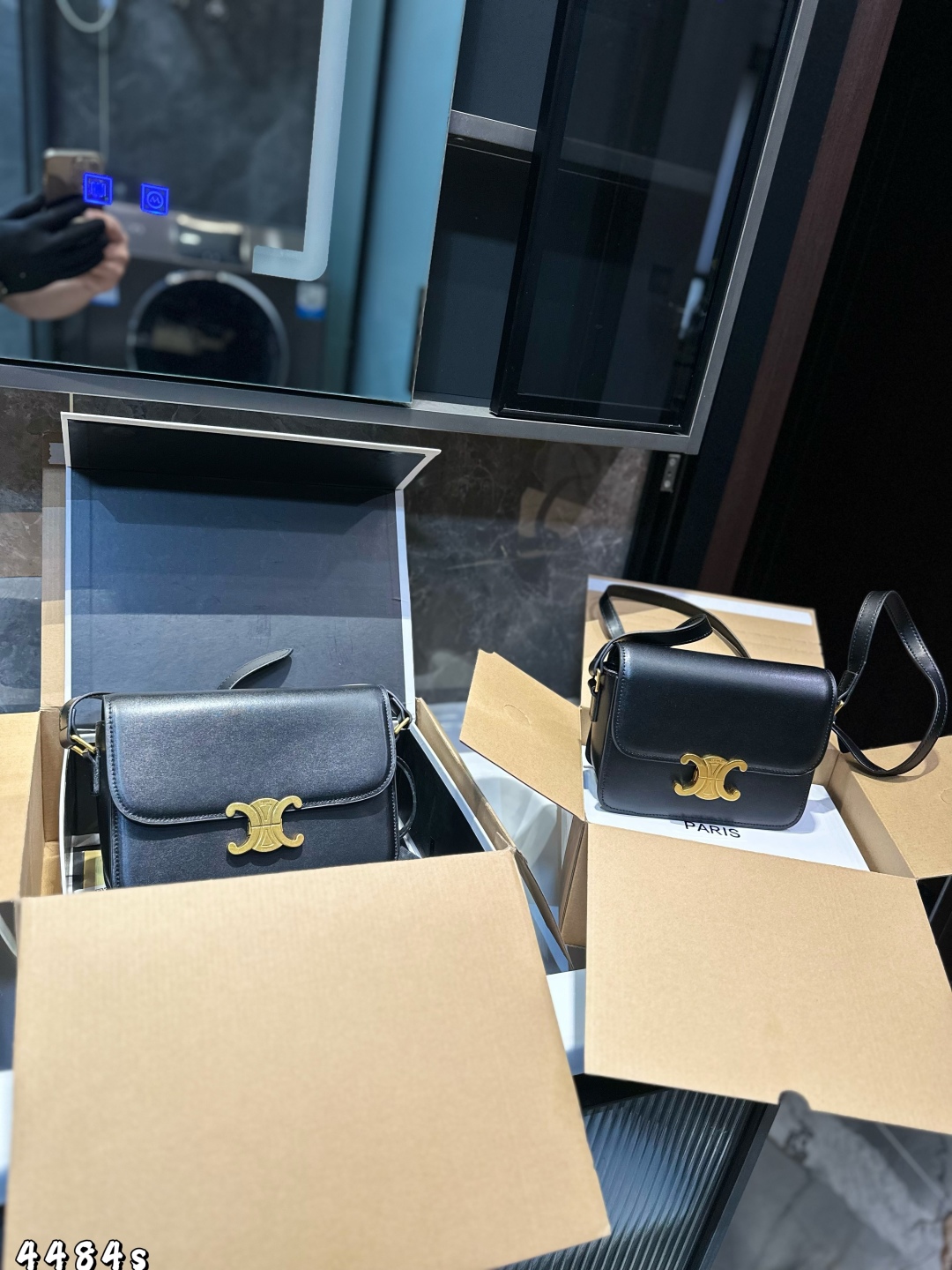 ❤️💰420💰400(礼盒包装)❤️ 今年的赛琳Celine凯旋门系列必须种草,太好看啦!火爆全球的它已经有众多博主,网红都在纷纷打卡。每一款凯旋门都有它独特的魅力,这款豆腐包真心好看,休闲复古,又很时尚。有三个隔层哦,容量是足够美眉放手机化妆品之类的,肩带可以调节!上身更加酷,可盐可甜。尺寸大号22.5 17 小号18.5 14