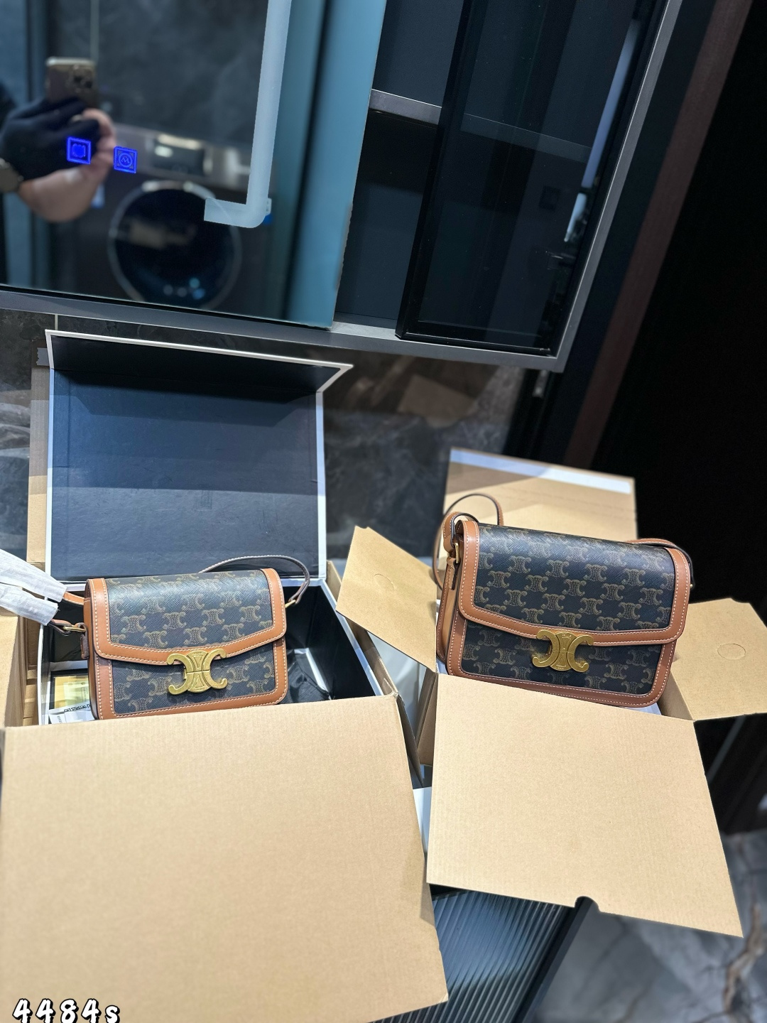 ❤️💰430💰420(礼盒包装)❤️ 今年的赛琳Celine凯旋门系列必须种草,太好看啦!火爆全球的它已经有众多博主,网红都在纷纷打卡。每一款凯旋门都有它独特的魅力,这款豆腐包真心好看,休闲复古,又很时尚。有三个隔层哦,容量是足够美眉放手机化妆品之类的,肩带可以调节!上身更加酷,可盐可甜。尺寸大号22.5 17 小号18.5 14