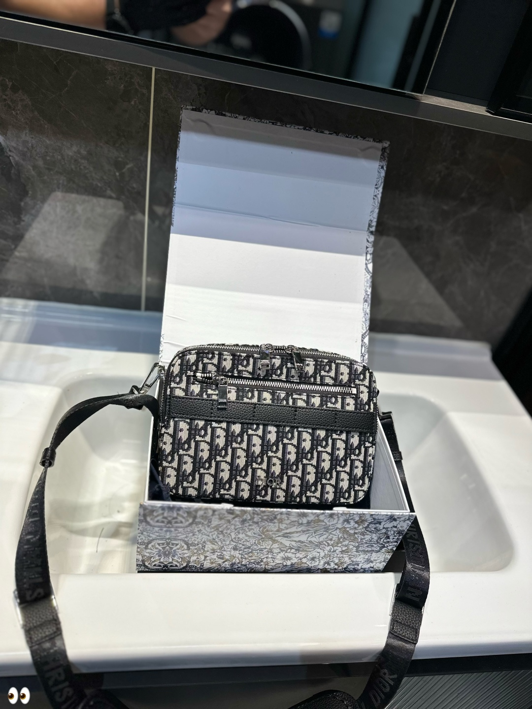 ❤️💰345（礼盒包装）❤️ Dior Oblique Safari男士邮差包 一年四季的男包通勤包 绝绝子 正面老花，背面是皮质，拉链和金属质感特别好，容量很不错，特别能装，实用性还不错。 它的肩带可以单独拆卸，也可搭配其他的，我觉得这也算一个亮点。 虽然说是男包，我个人觉得这个包，男女都挺适合，大小也正正好，女孩子背不会嫌大，男孩子背也不会嫌小，适用性泛用性 Max回回回 ＃包包不重样 #通勤包包尺寸23 15cm