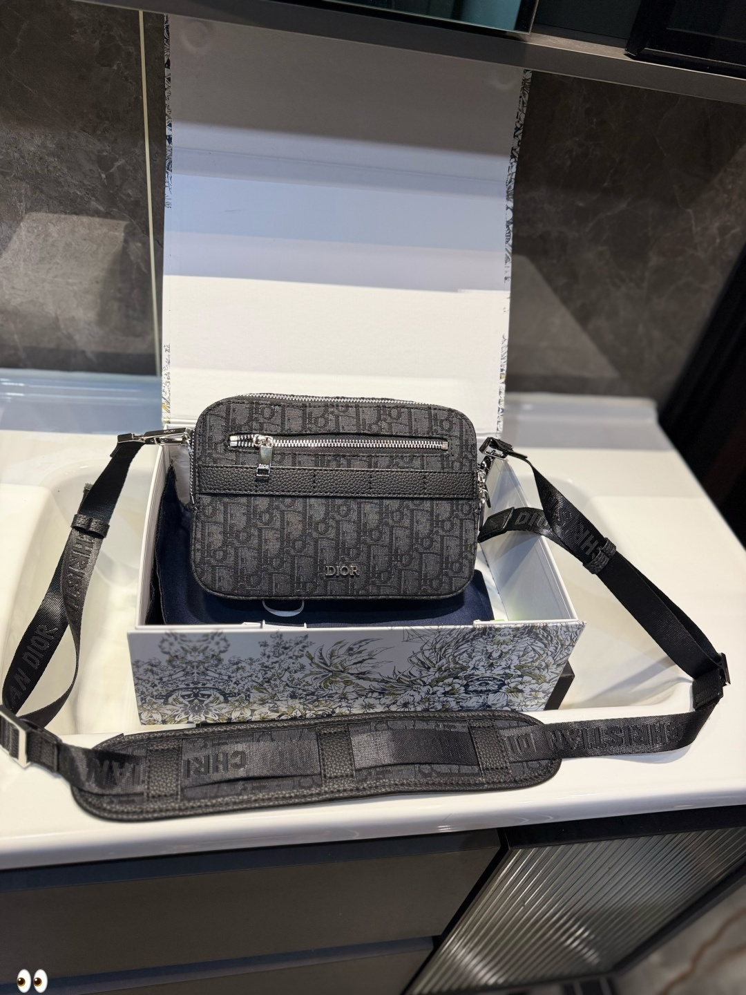 ❤️💰345（礼盒包装）❤️ Dior Oblique Safari男士邮差包 一年四季的男包通勤包 绝绝子 正面老花，背面是皮质，拉链和金属质感特别好，容量很不错，特别能装，实用性还不错。 它的肩带可以单独拆卸，也可搭配其他的，我觉得这也算一个亮点。 虽然说是男包，我个人觉得这个包，男女都挺适合，大小也正正好，女孩子背不会嫌大，男孩子背也不会嫌小，适用性泛用性 Max回回回 ＃包包不重样 #通勤包包尺寸23 15cm