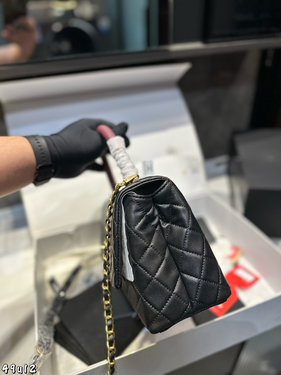 ❤️P200（礼盒包装）❤️
COCO Handle 诞生于 1983年，直接以
COCO小姐的名字命名。包包是由CF演变而来，所以外形跟CF有些相似，但多了一个手柄。半圆形手柄搭配金厲链条，优雅又复古。这款包的出镜率也是非常的高，可以说仅次于 CF，是Chanel家所有手柄包款中最受欢迎的系列 尺寸：28 16 