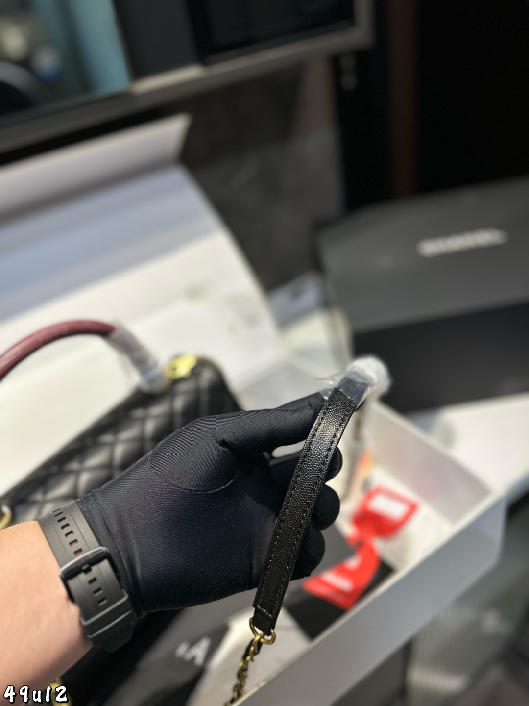 ❤️P200（礼盒包装）❤️
COCO Handle 诞生于 1983年，直接以
COCO小姐的名字命名。包包是由CF演变而来，所以外形跟CF有些相似，但多了一个手柄。半圆形手柄搭配金厲链条，优雅又复古。这款包的出镜率也是非常的高，可以说仅次于 CF，是Chanel家所有手柄包款中最受欢迎的系列 尺寸：28 16 