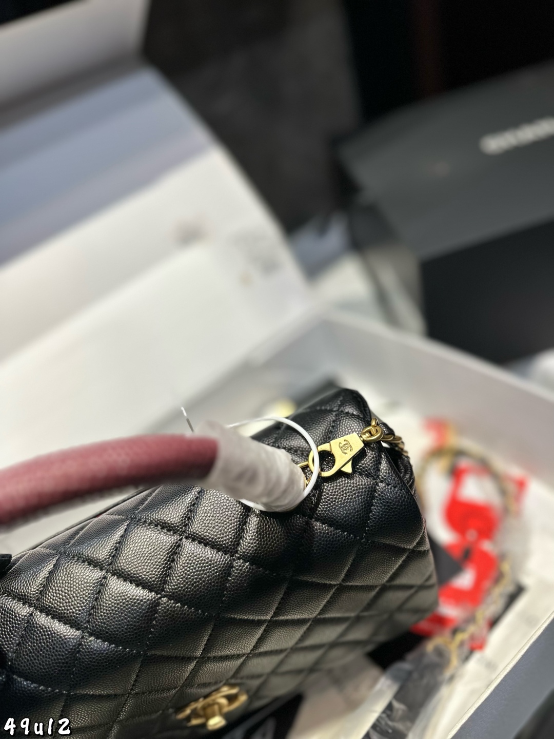 ❤️P200（礼盒包装）❤️
COCO Handle 诞生于 1983年，直接以
COCO小姐的名字命名。包包是由CF演变而来，所以外形跟CF有些相似，但多了一个手柄。半圆形手柄搭配金厲链条，优雅又复古。这款包的出镜率也是非常的高，可以说仅次于 CF，是Chanel家所有手柄包款中最受欢迎的系列 尺寸：28 16 