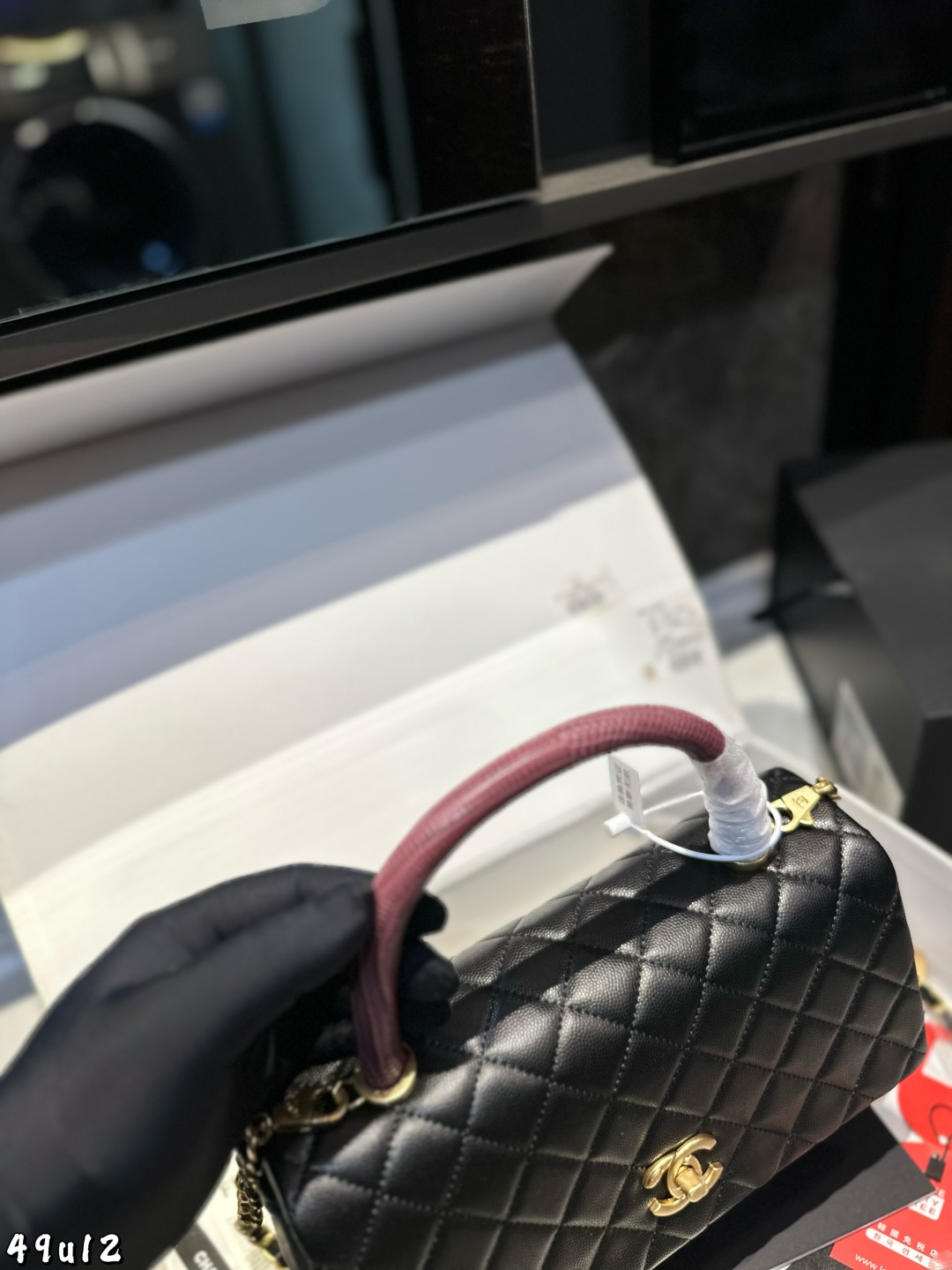 ❤️P200（礼盒包装）❤️
COCO Handle 诞生于 1983年，直接以
COCO小姐的名字命名。包包是由CF演变而来，所以外形跟CF有些相似，但多了一个手柄。半圆形手柄搭配金厲链条，优雅又复古。这款包的出镜率也是非常的高，可以说仅次于 CF，是Chanel家所有手柄包款中最受欢迎的系列 尺寸：28 16 