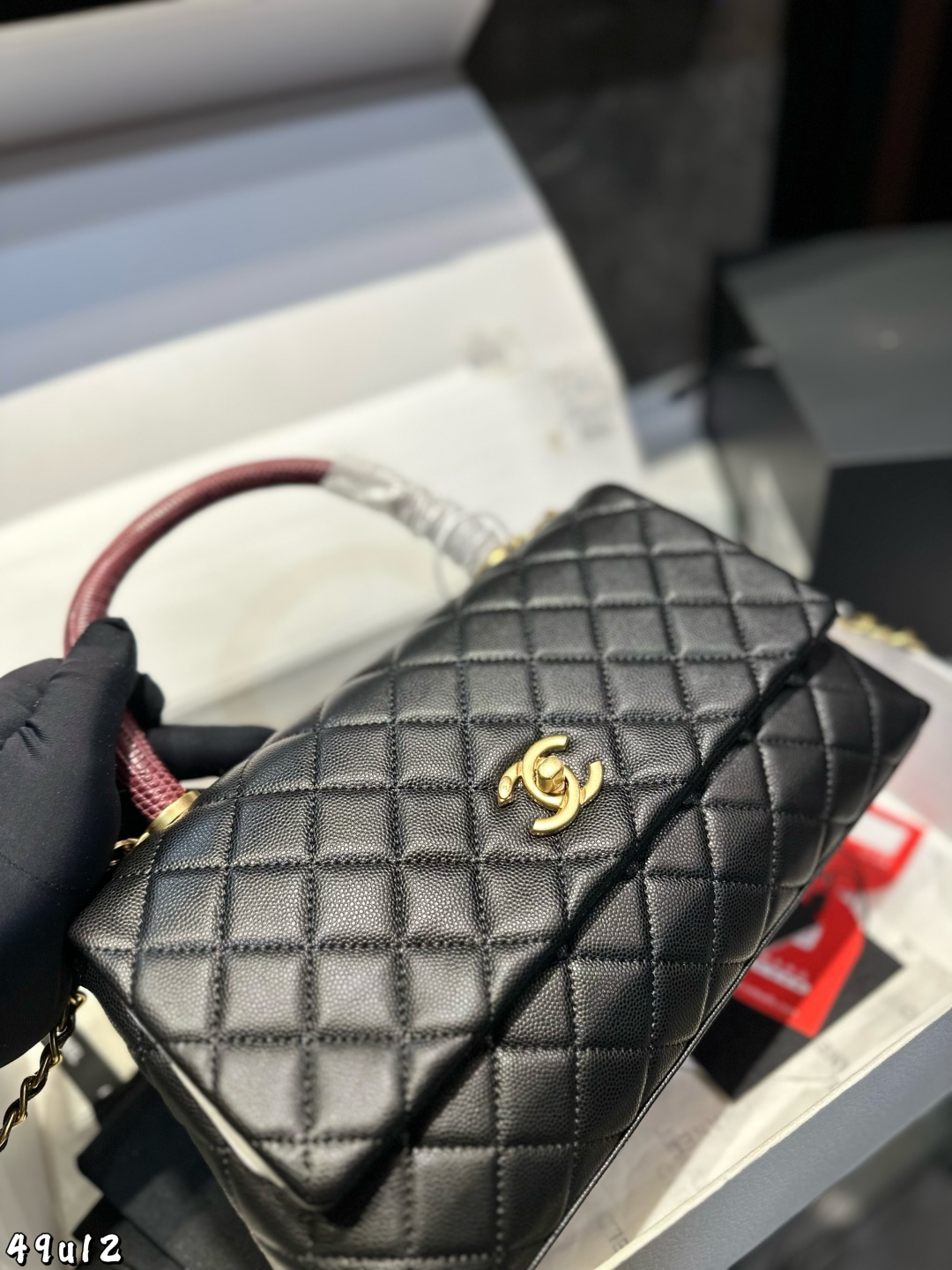 ❤️P200（礼盒包装）❤️
COCO Handle 诞生于 1983年，直接以
COCO小姐的名字命名。包包是由CF演变而来，所以外形跟CF有些相似，但多了一个手柄。半圆形手柄搭配金厲链条，优雅又复古。这款包的出镜率也是非常的高，可以说仅次于 CF，是Chanel家所有手柄包款中最受欢迎的系列 尺寸：28 16 