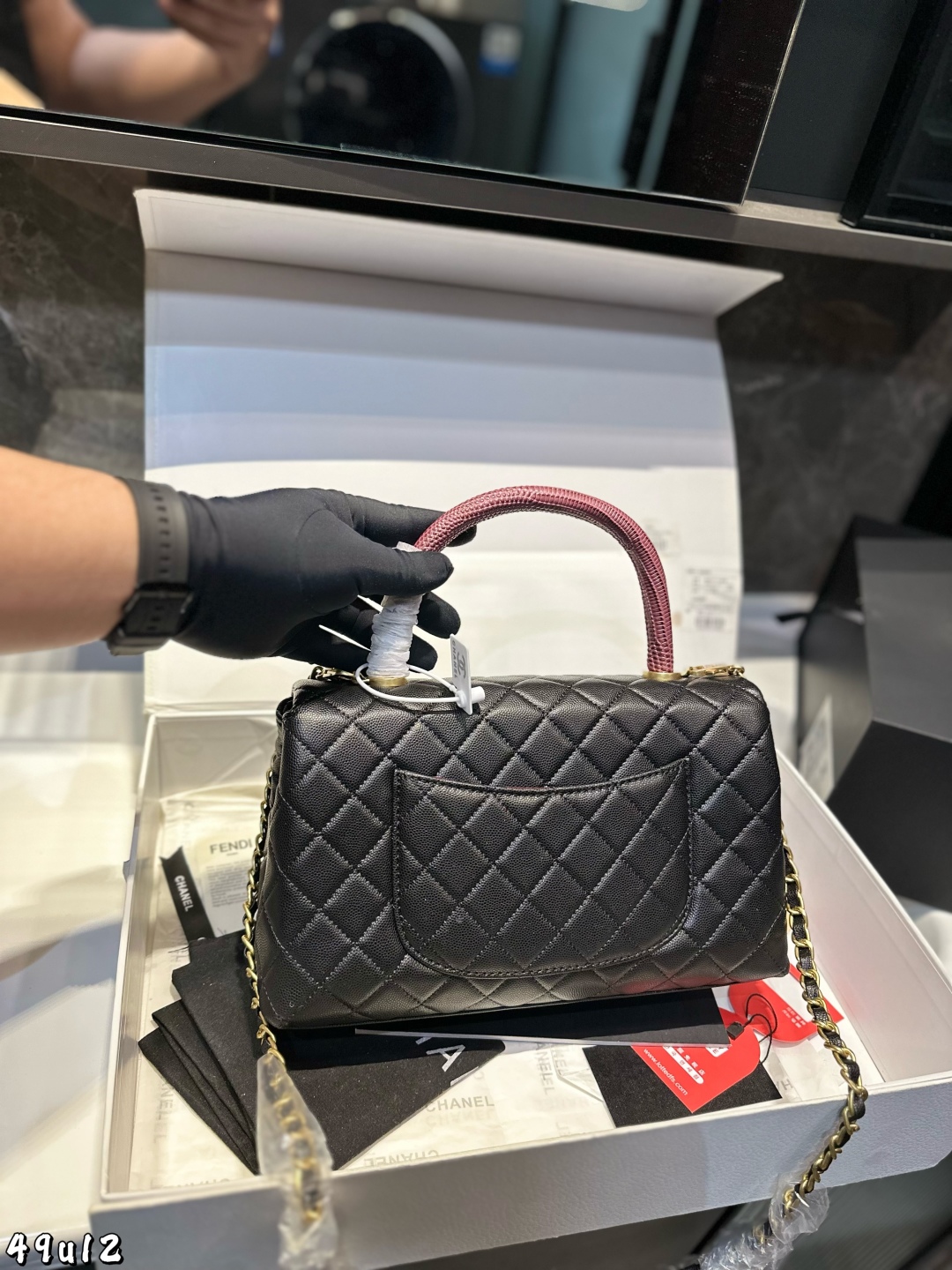 ❤️P200（礼盒包装）❤️
COCO Handle 诞生于 1983年，直接以
COCO小姐的名字命名。包包是由CF演变而来，所以外形跟CF有些相似，但多了一个手柄。半圆形手柄搭配金厲链条，优雅又复古。这款包的出镜率也是非常的高，可以说仅次于 CF，是Chanel家所有手柄包款中最受欢迎的系列 尺寸：28 16 