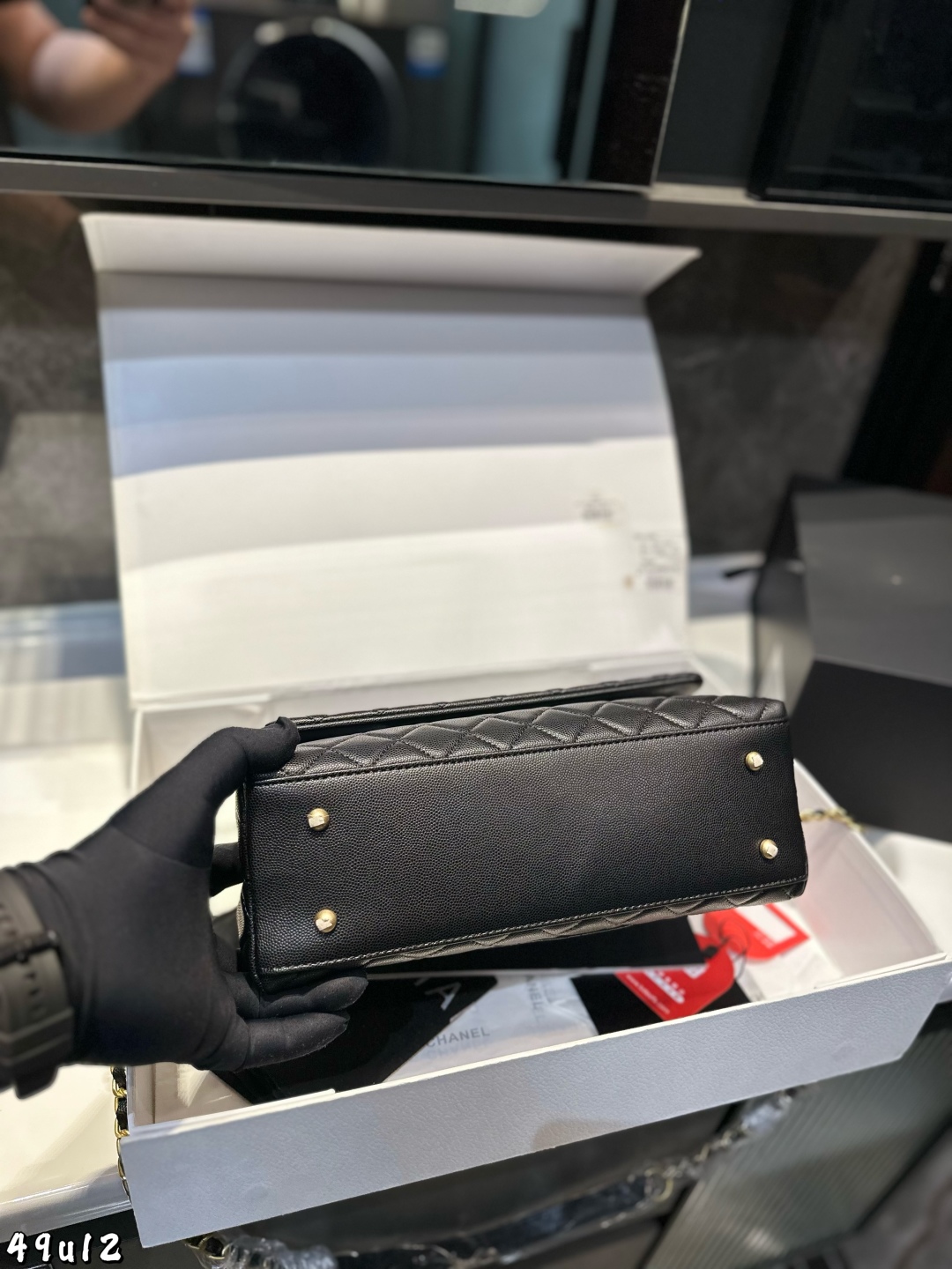 ❤️P200（礼盒包装）❤️
COCO Handle 诞生于 1983年，直接以
COCO小姐的名字命名。包包是由CF演变而来，所以外形跟CF有些相似，但多了一个手柄。半圆形手柄搭配金厲链条，优雅又复古。这款包的出镜率也是非常的高，可以说仅次于 CF，是Chanel家所有手柄包款中最受欢迎的系列 尺寸：28 16 