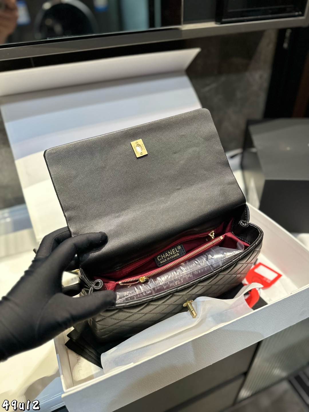 ❤️P200（礼盒包装）❤️
COCO Handle 诞生于 1983年，直接以
COCO小姐的名字命名。包包是由CF演变而来，所以外形跟CF有些相似，但多了一个手柄。半圆形手柄搭配金厲链条，优雅又复古。这款包的出镜率也是非常的高，可以说仅次于 CF，是Chanel家所有手柄包款中最受欢迎的系列 尺寸：28 16 