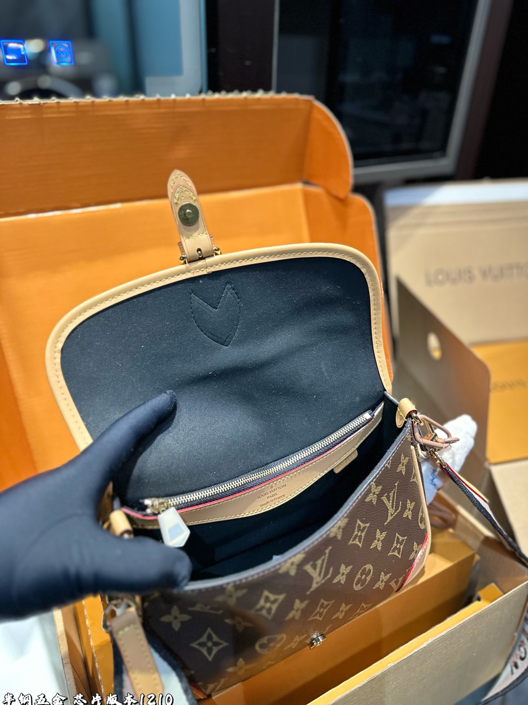 ❤️p185（礼盒包装）❤️
!Lv法棍包穿搭也太好看了吧双肩带的配置复古的气质带着时尚感搭配起来毫不违和并且肩带可以分开使用四舍五入等于两个包包hhh并且这款融合了|
尺寸:25*9*16cm