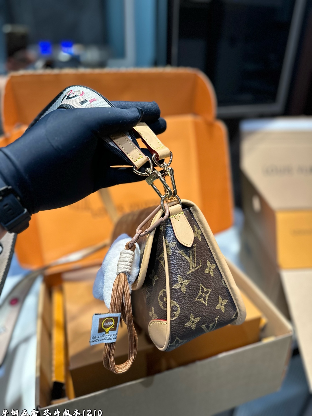 ❤️p185（礼盒包装）❤️
!Lv法棍包穿搭也太好看了吧双肩带的配置复古的气质带着时尚感搭配起来毫不违和并且肩带可以分开使用四舍五入等于两个包包hhh并且这款融合了|
尺寸:25*9*16cm