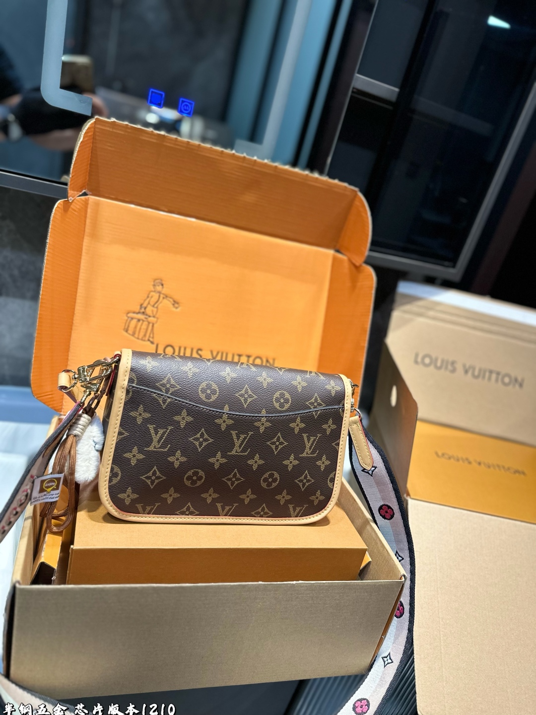 ❤️p185（礼盒包装）❤️
!Lv法棍包穿搭也太好看了吧双肩带的配置复古的气质带着时尚感搭配起来毫不违和并且肩带可以分开使用四舍五入等于两个包包hhh并且这款融合了|
尺寸:25*9*16cm