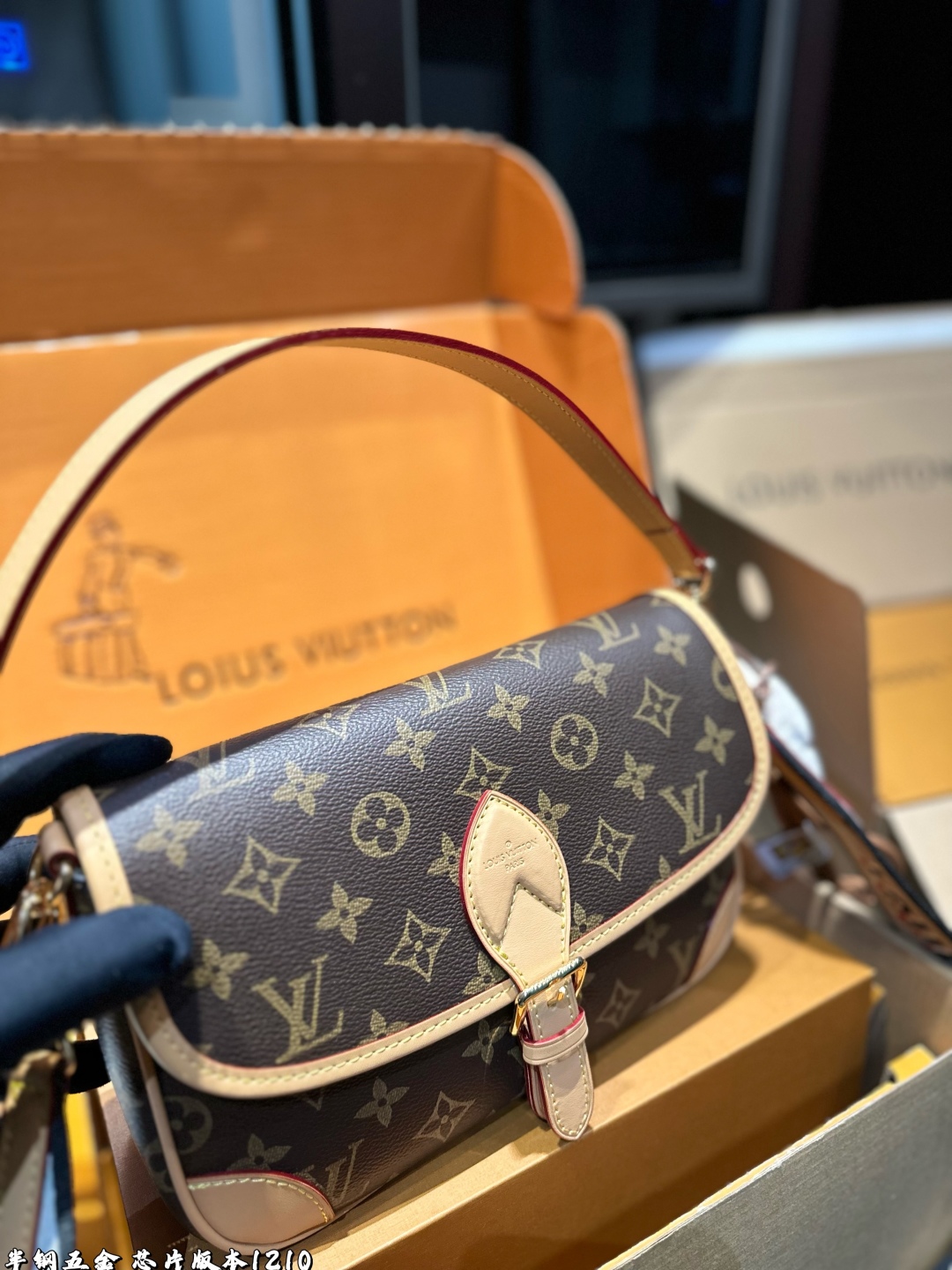 ❤️p185（礼盒包装）❤️
!Lv法棍包穿搭也太好看了吧双肩带的配置复古的气质带着时尚感搭配起来毫不违和并且肩带可以分开使用四舍五入等于两个包包hhh并且这款融合了|
尺寸:25*9*16cm