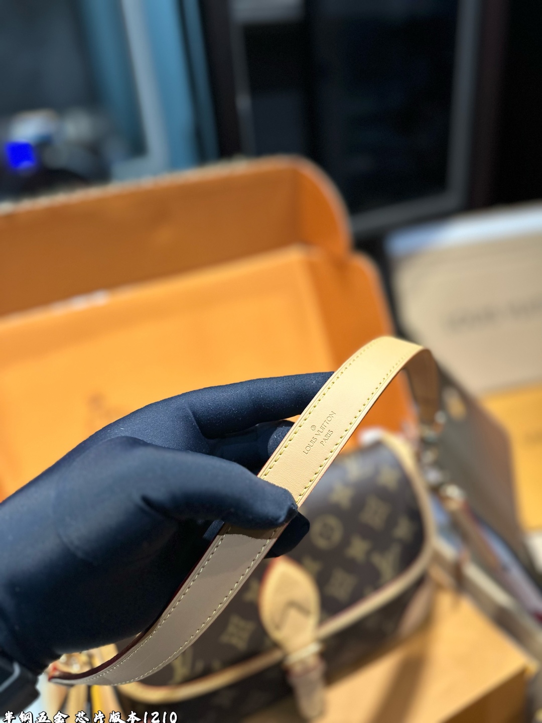 ❤️p185（礼盒包装）❤️
!Lv法棍包穿搭也太好看了吧双肩带的配置复古的气质带着时尚感搭配起来毫不违和并且肩带可以分开使用四舍五入等于两个包包hhh并且这款融合了|
尺寸:25*9*16cm