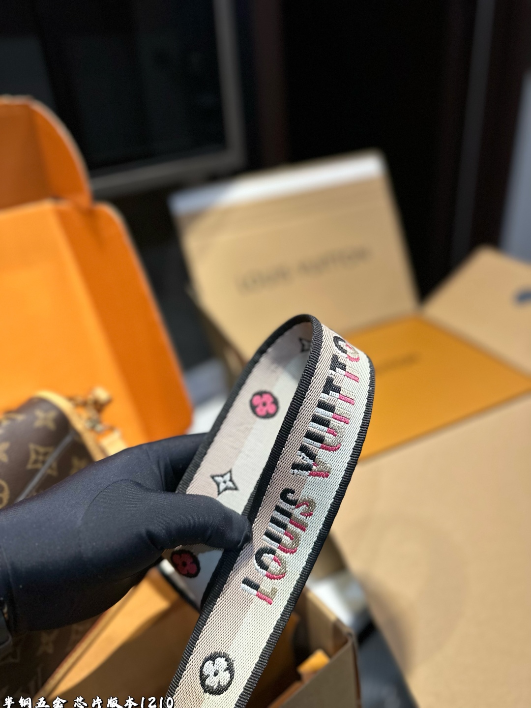 ❤️p185（礼盒包装）❤️
!Lv法棍包穿搭也太好看了吧双肩带的配置复古的气质带着时尚感搭配起来毫不违和并且肩带可以分开使用四舍五入等于两个包包hhh并且这款融合了|
尺寸:25*9*16cm