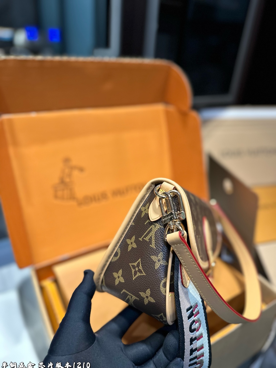 ❤️p185（礼盒包装）❤️
!Lv法棍包穿搭也太好看了吧双肩带的配置复古的气质带着时尚感搭配起来毫不违和并且肩带可以分开使用四舍五入等于两个包包hhh并且这款融合了|
尺寸:25*9*16cm