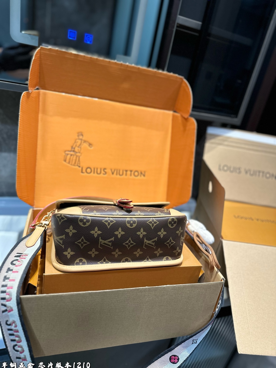 ❤️p185（礼盒包装）❤️
!Lv法棍包穿搭也太好看了吧双肩带的配置复古的气质带着时尚感搭配起来毫不违和并且肩带可以分开使用四舍五入等于两个包包hhh并且这款融合了|
尺寸:25*9*16cm