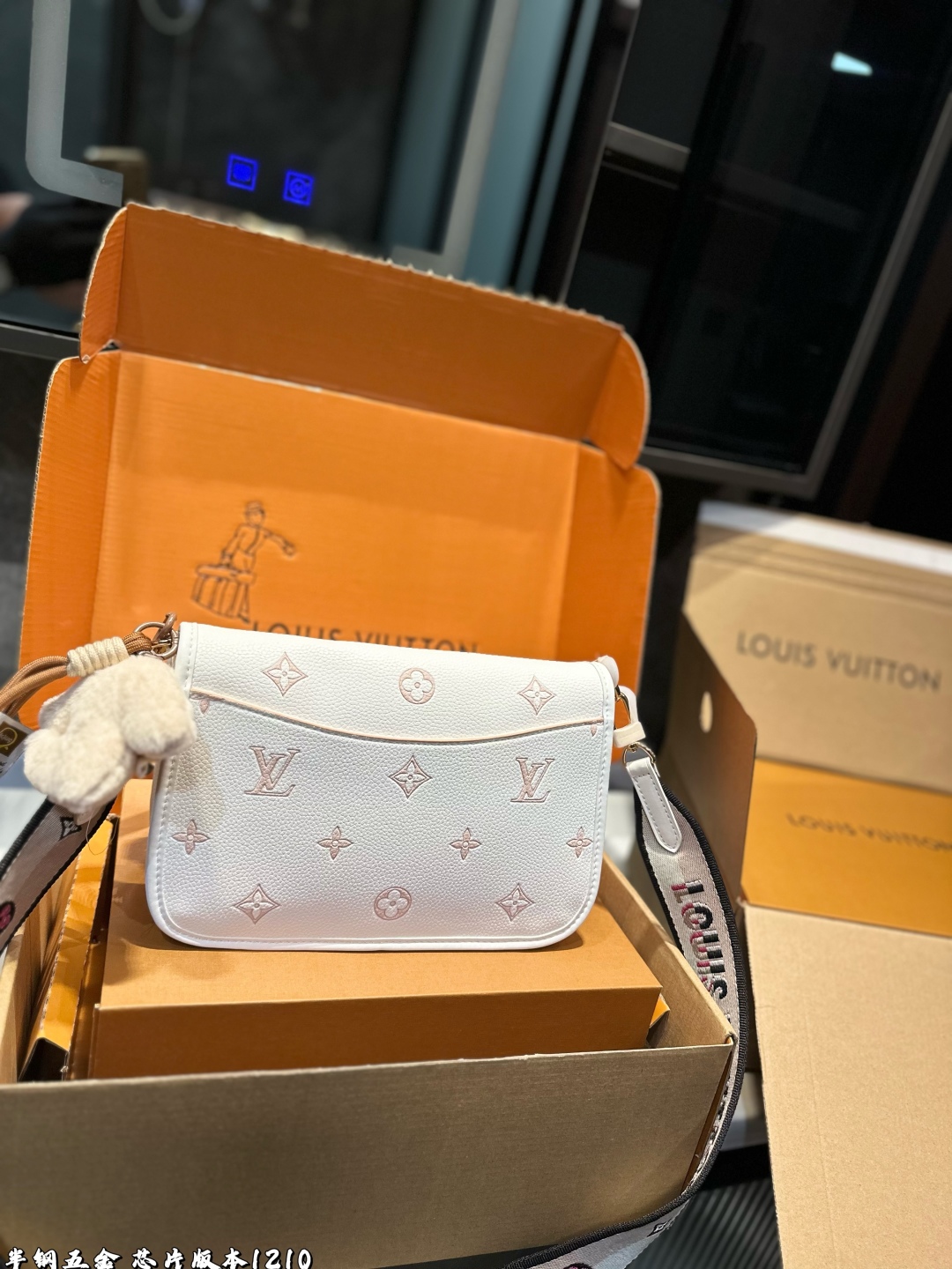 ❤️p190（礼盒包装）❤️
!Lv法棍包穿搭也太好看了吧双肩带的配置复古的气质带着时尚感搭配起来毫不违和并且肩带可以分开使用四舍五入等于两个包包hhh并且这款融合了|
尺寸:25*9*16cm