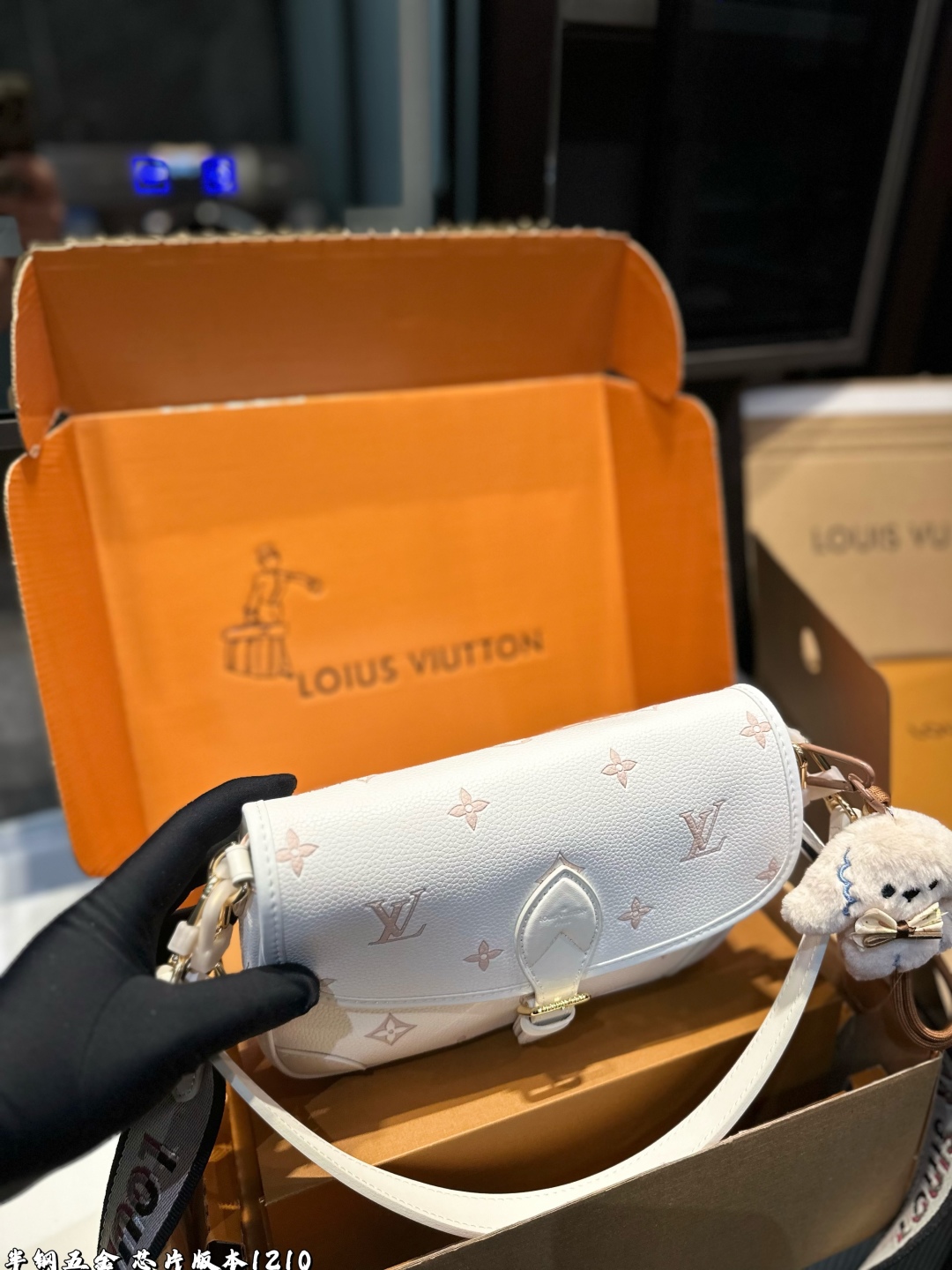 ❤️p190（礼盒包装）❤️
!Lv法棍包穿搭也太好看了吧双肩带的配置复古的气质带着时尚感搭配起来毫不违和并且肩带可以分开使用四舍五入等于两个包包hhh并且这款融合了|
尺寸:25*9*16cm