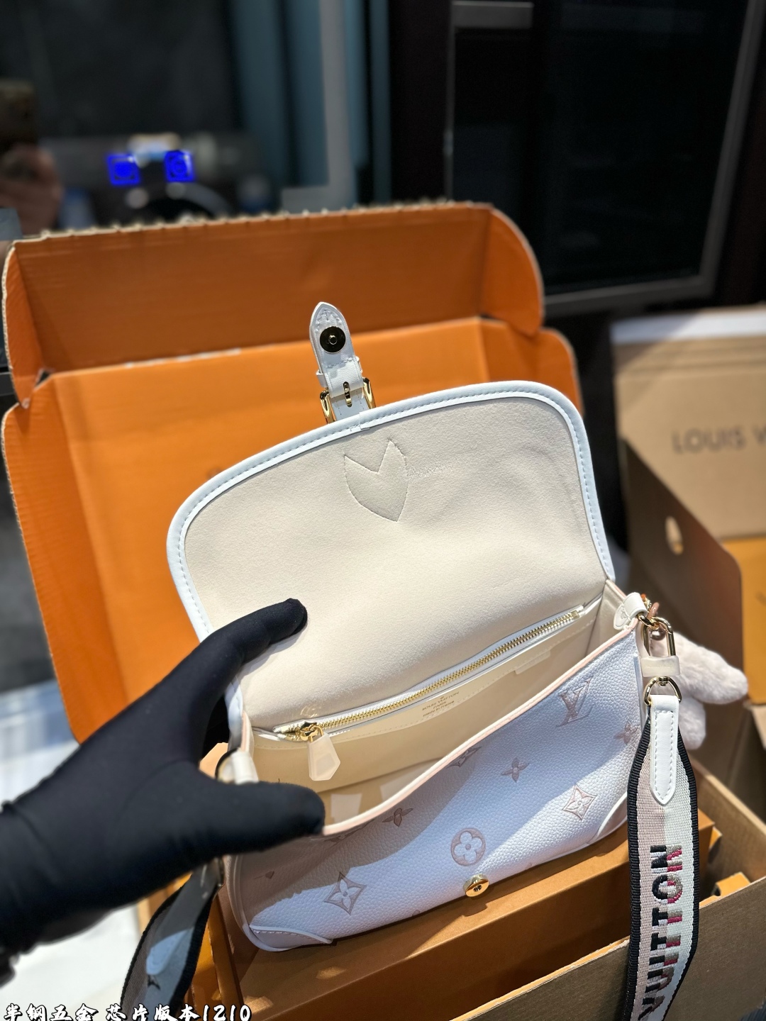 ❤️p190（礼盒包装）❤️
!Lv法棍包穿搭也太好看了吧双肩带的配置复古的气质带着时尚感搭配起来毫不违和并且肩带可以分开使用四舍五入等于两个包包hhh并且这款融合了|
尺寸:25*9*16cm