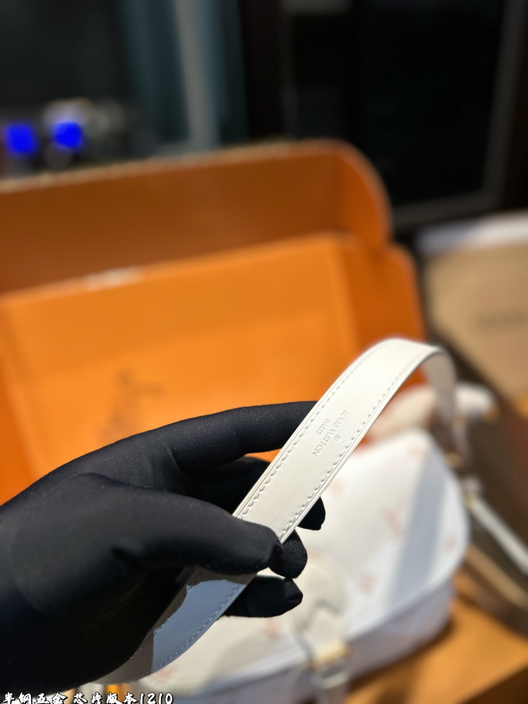 ❤️p190（礼盒包装）❤️
!Lv法棍包穿搭也太好看了吧双肩带的配置复古的气质带着时尚感搭配起来毫不违和并且肩带可以分开使用四舍五入等于两个包包hhh并且这款融合了|
尺寸:25*9*16cm