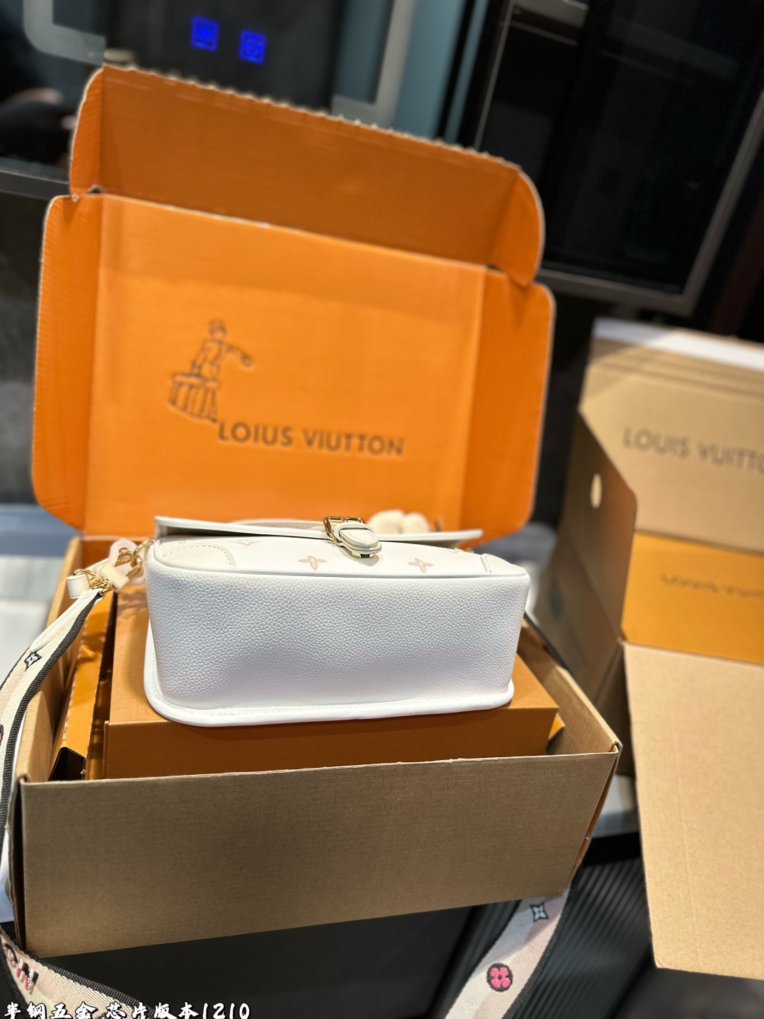 ❤️p190（礼盒包装）❤️
!Lv法棍包穿搭也太好看了吧双肩带的配置复古的气质带着时尚感搭配起来毫不违和并且肩带可以分开使用四舍五入等于两个包包hhh并且这款融合了|
尺寸:25*9*16cm