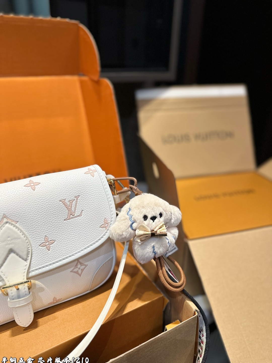 ❤️p190（礼盒包装）❤️
!Lv法棍包穿搭也太好看了吧双肩带的配置复古的气质带着时尚感搭配起来毫不违和并且肩带可以分开使用四舍五入等于两个包包hhh并且这款融合了|
尺寸:25*9*16cm