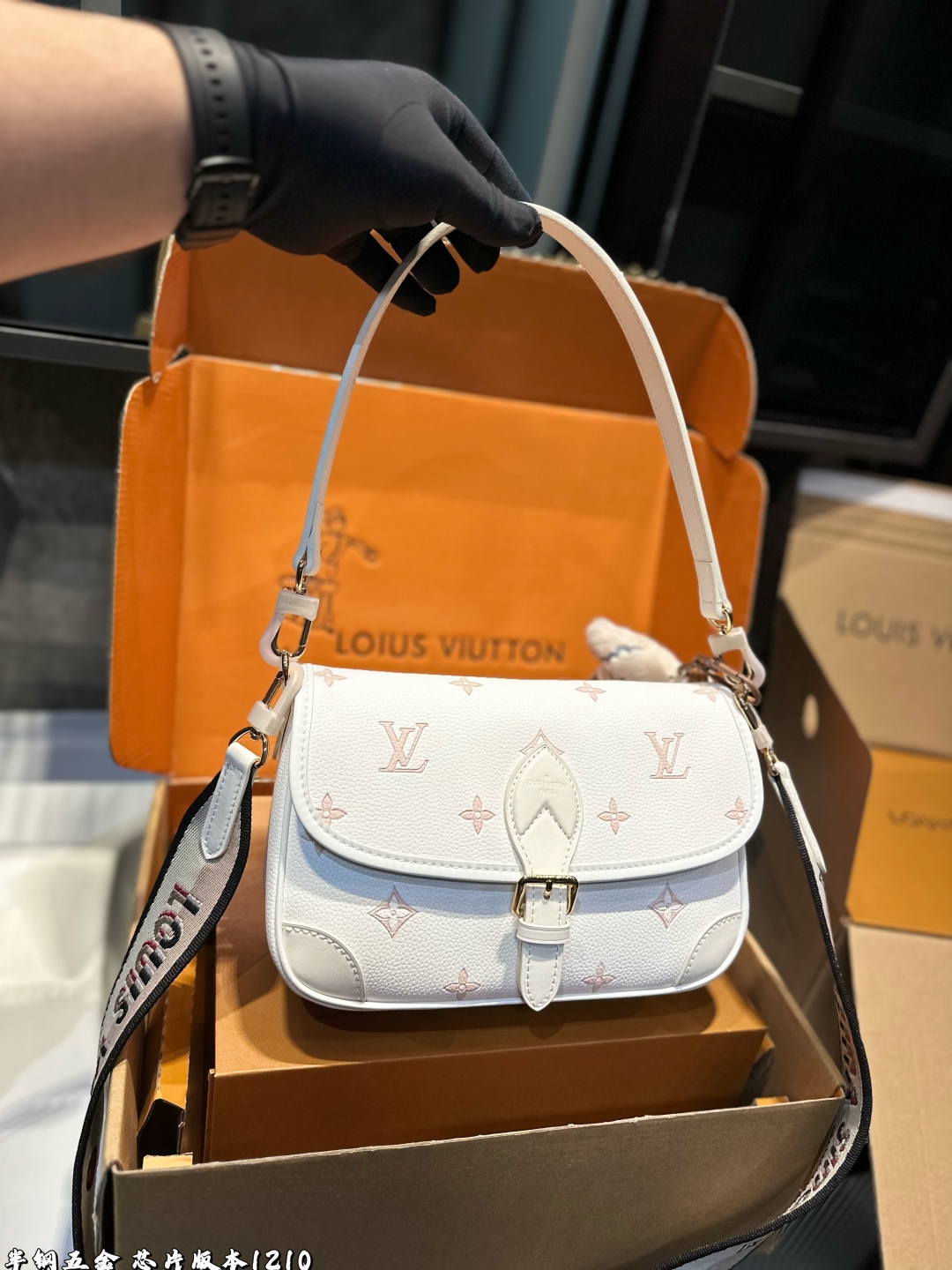 ❤️p190（礼盒包装）❤️
!Lv法棍包穿搭也太好看了吧双肩带的配置复古的气质带着时尚感搭配起来毫不违和并且肩带可以分开使用四舍五入等于两个包包hhh并且这款融合了|
尺寸:25*9*16cm