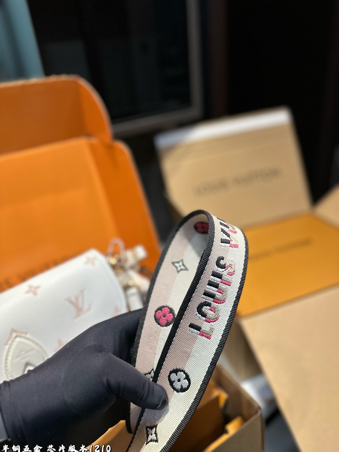 ❤️p190（礼盒包装）❤️
!Lv法棍包穿搭也太好看了吧双肩带的配置复古的气质带着时尚感搭配起来毫不违和并且肩带可以分开使用四舍五入等于两个包包hhh并且这款融合了|
尺寸:25*9*16cm