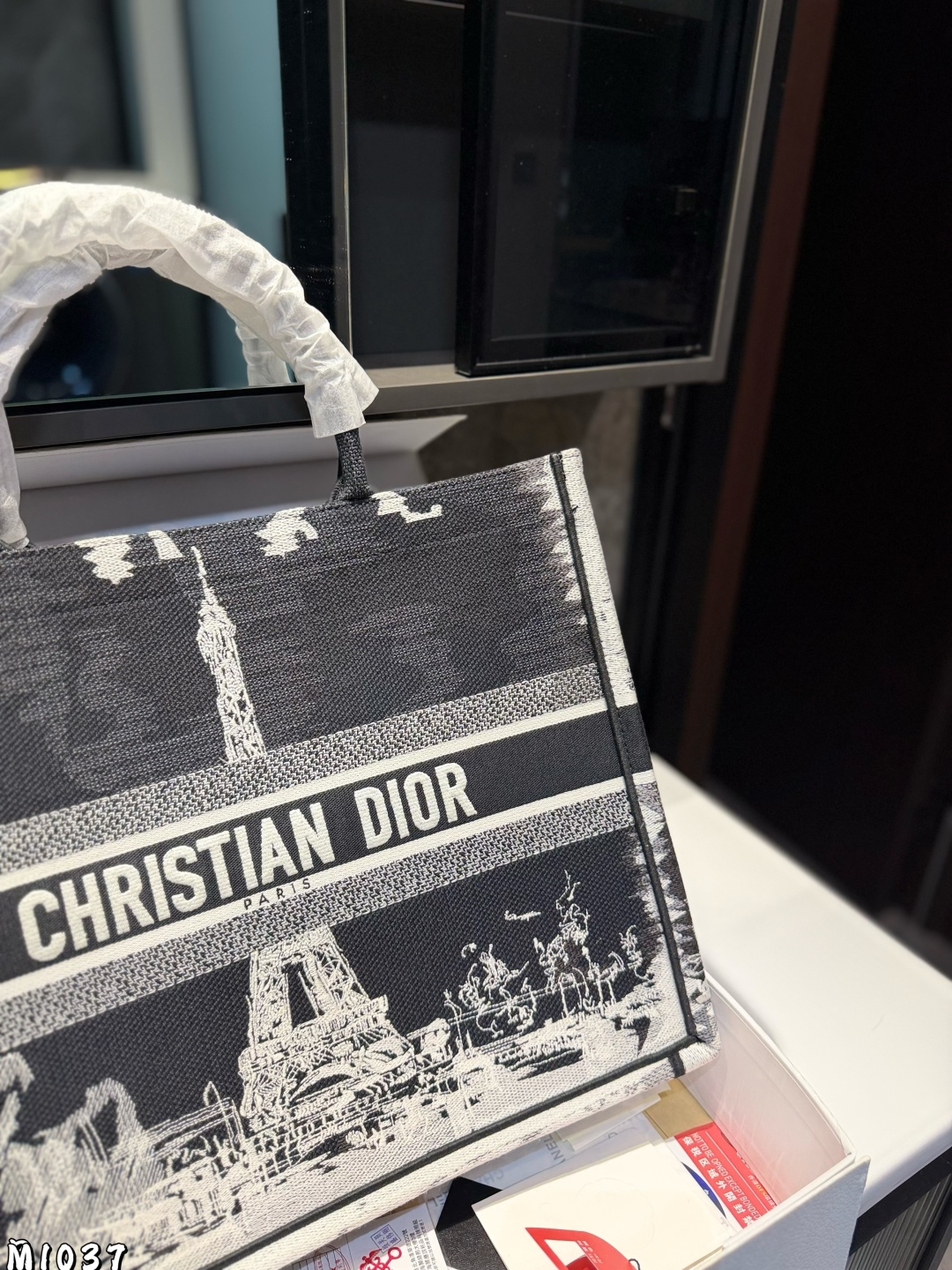 ❤️p225p215（礼盒包装）❤️
Dior 提花 托特包 Dior book tote今年最喜欢的一款购物袋 tote我用的次数最多的包，因为容量超级大，不管什么东西都向里面放，当然凹造型也是必须有的，这款Dior老花是我最喜欢的颜色，柜台出了很多颜色及花型，最后挑了这个颜色 小号的精致有型尺寸42cm 36cm