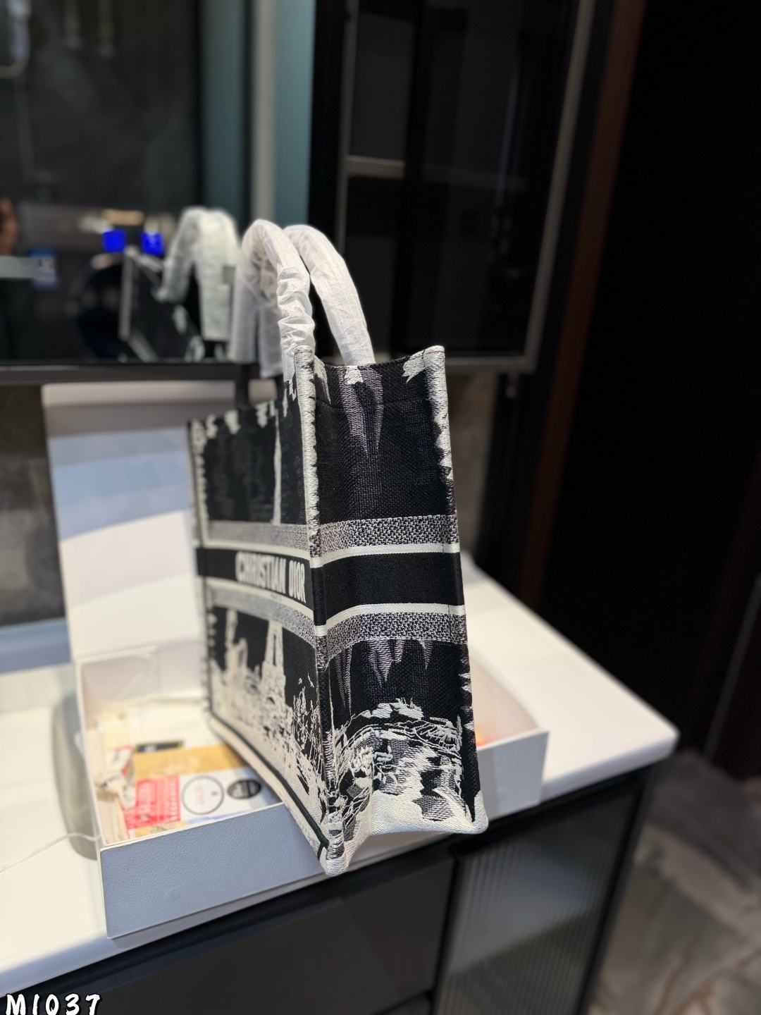 ❤️p225p215（礼盒包装）❤️
Dior 提花 托特包 Dior book tote今年最喜欢的一款购物袋 tote我用的次数最多的包，因为容量超级大，不管什么东西都向里面放，当然凹造型也是必须有的，这款Dior老花是我最喜欢的颜色，柜台出了很多颜色及花型，最后挑了这个颜色 小号的精致有型尺寸42cm 36cm