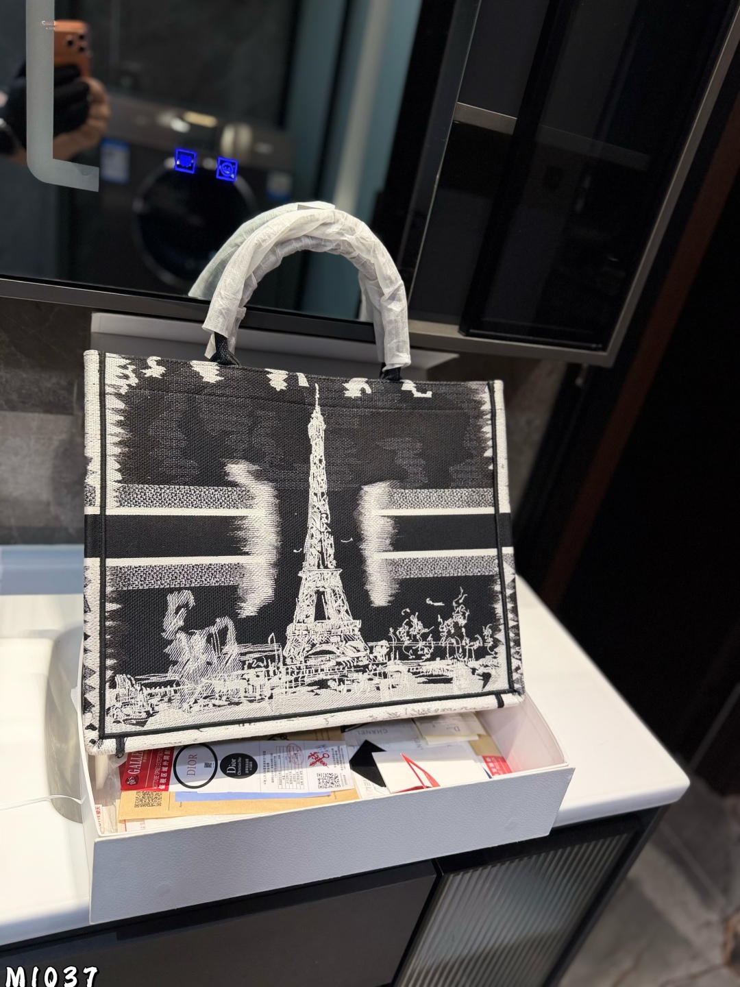 ❤️p225p215（礼盒包装）❤️
Dior 提花 托特包 Dior book tote今年最喜欢的一款购物袋 tote我用的次数最多的包，因为容量超级大，不管什么东西都向里面放，当然凹造型也是必须有的，这款Dior老花是我最喜欢的颜色，柜台出了很多颜色及花型，最后挑了这个颜色 小号的精致有型尺寸42cm 36cm