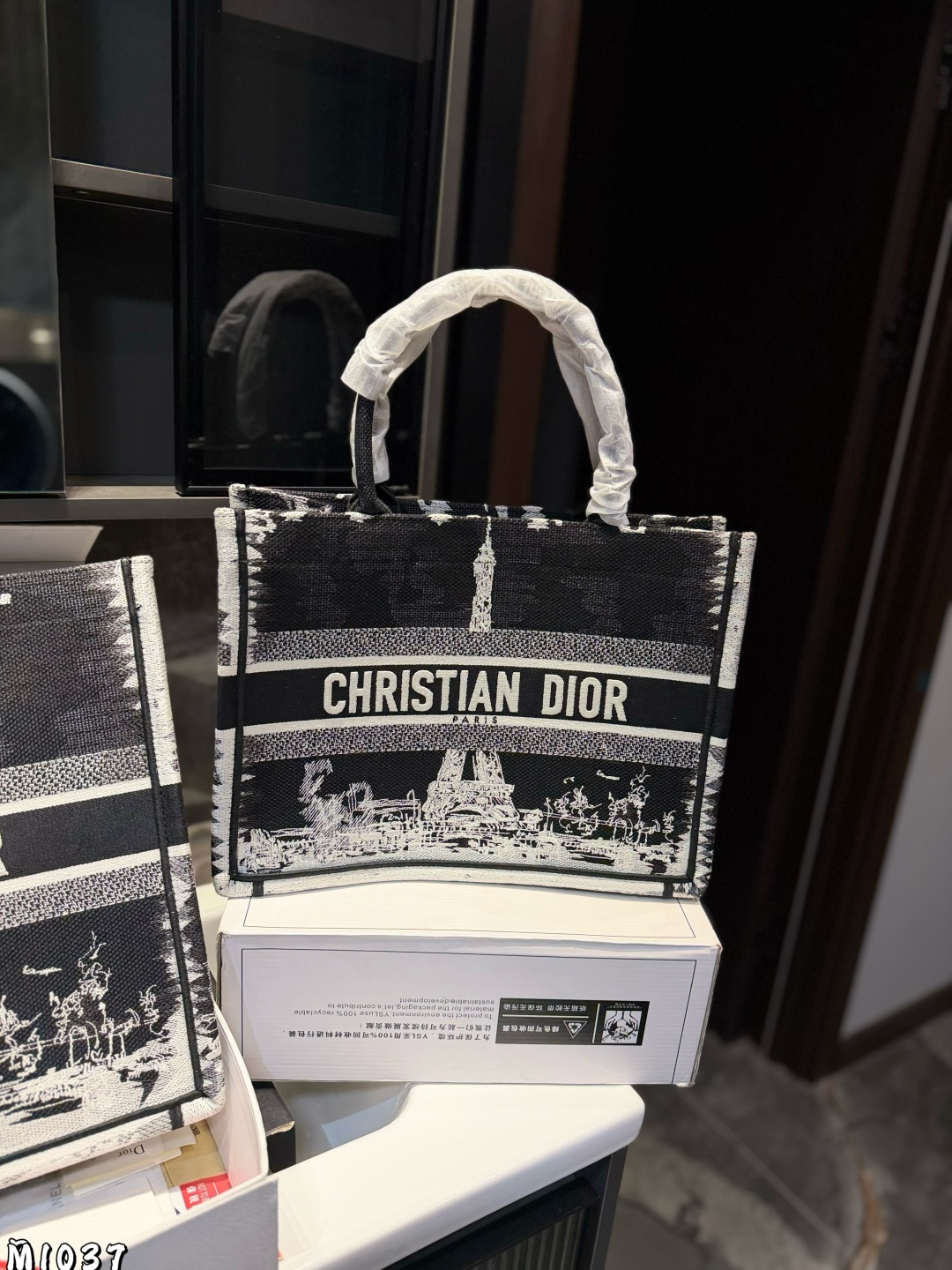 ❤️p225p215（礼盒包装）❤️
Dior 提花 托特包 Dior book tote今年最喜欢的一款购物袋 tote我用的次数最多的包，因为容量超级大，不管什么东西都向里面放，当然凹造型也是必须有的，这款Dior老花是我最喜欢的颜色，柜台出了很多颜色及花型，最后挑了这个颜色 小号的精致有型尺寸42cm 36cm
