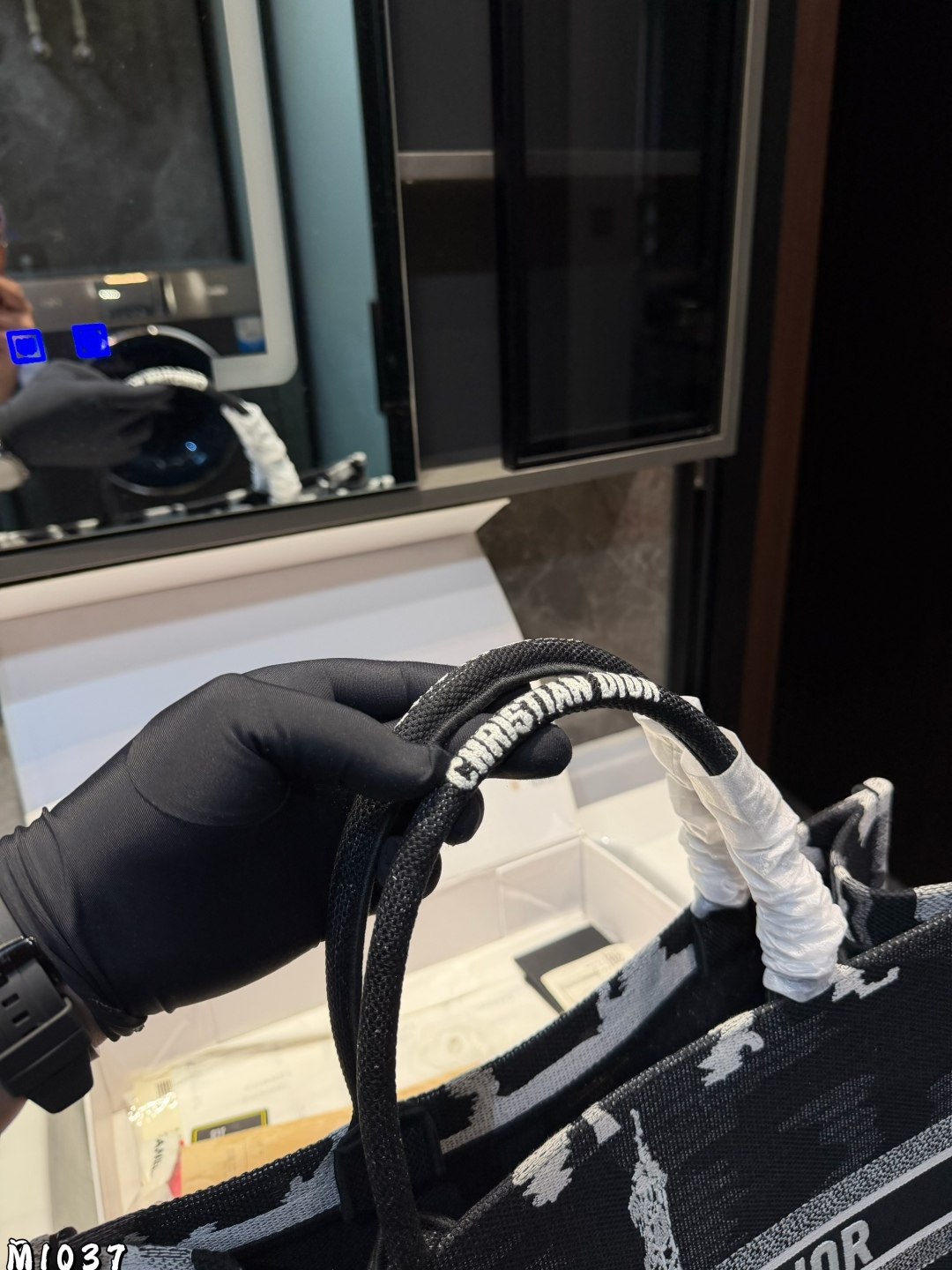 ❤️p225p215（礼盒包装）❤️
Dior 提花 托特包 Dior book tote今年最喜欢的一款购物袋 tote我用的次数最多的包，因为容量超级大，不管什么东西都向里面放，当然凹造型也是必须有的，这款Dior老花是我最喜欢的颜色，柜台出了很多颜色及花型，最后挑了这个颜色 小号的精致有型尺寸42cm 36cm