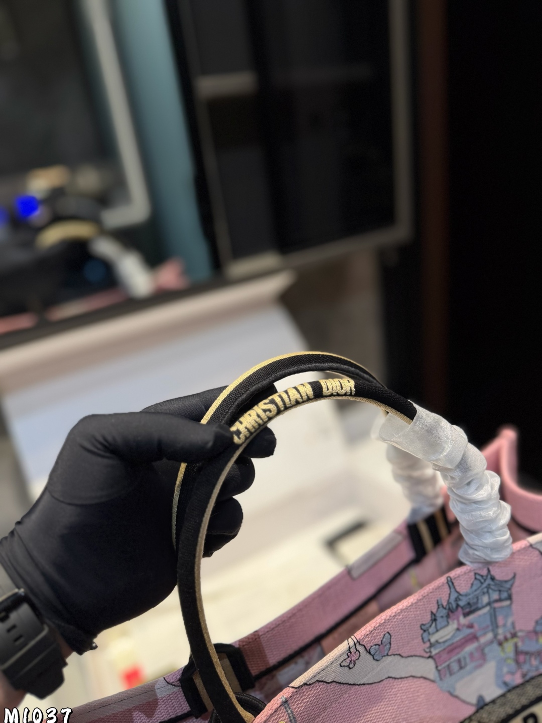 ❤️p225p215（礼盒包装）❤️
Dior 提花 托特包 Dior book tote今年最喜欢的一款购物袋 tote我用的次数最多的包，因为容量超级大，不管什么东西都向里面放，当然凹造型也是必须有的，这款Dior老花是我最喜欢的颜色，柜台出了很多颜色及花型，最后挑了这个颜色 小号的精致有型尺寸42cm 36cm