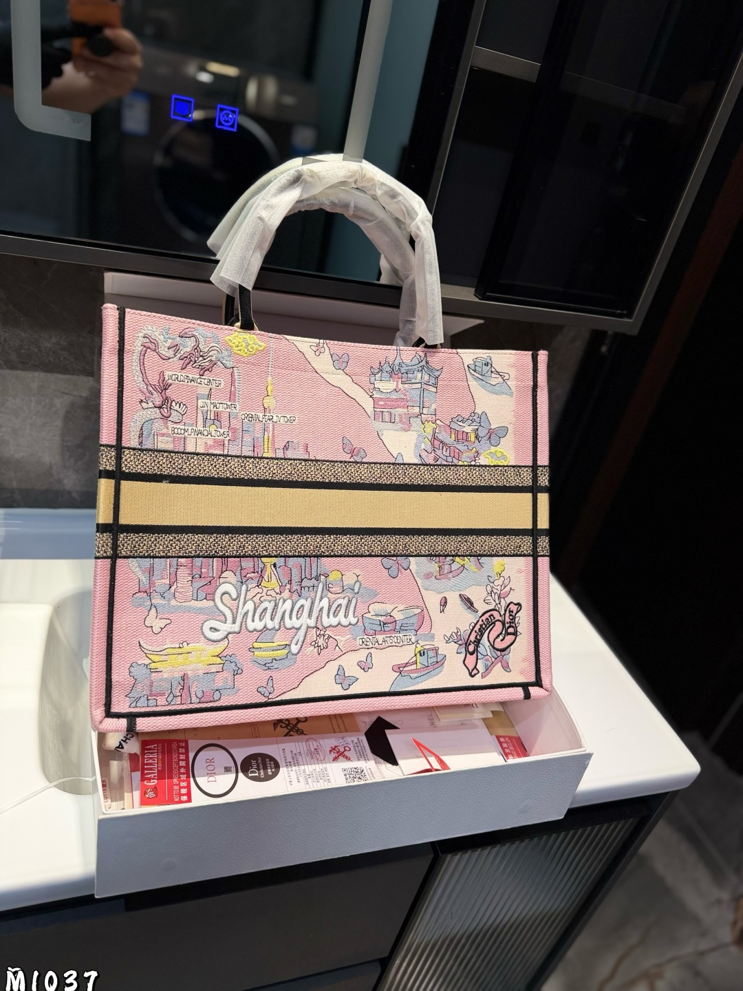 ❤️p225p215（礼盒包装）❤️
Dior 提花 托特包 Dior book tote今年最喜欢的一款购物袋 tote我用的次数最多的包，因为容量超级大，不管什么东西都向里面放，当然凹造型也是必须有的，这款Dior老花是我最喜欢的颜色，柜台出了很多颜色及花型，最后挑了这个颜色 小号的精致有型尺寸42cm 36cm