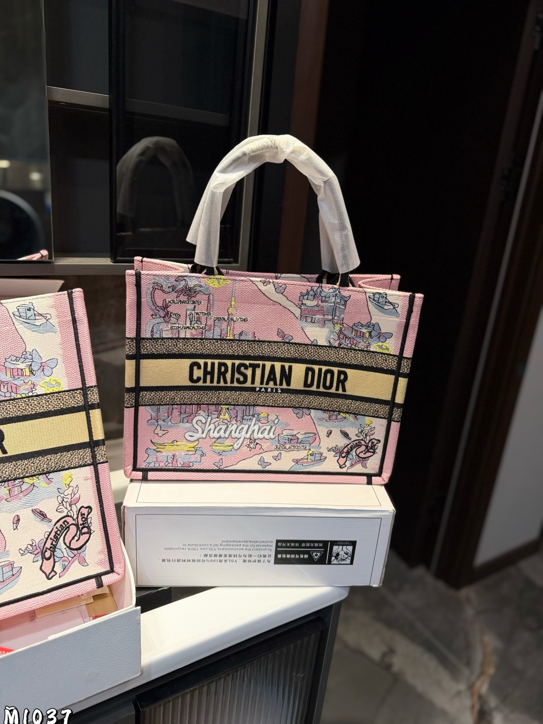 ❤️p225p215（礼盒包装）❤️
Dior 提花 托特包 Dior book tote今年最喜欢的一款购物袋 tote我用的次数最多的包，因为容量超级大，不管什么东西都向里面放，当然凹造型也是必须有的，这款Dior老花是我最喜欢的颜色，柜台出了很多颜色及花型，最后挑了这个颜色 小号的精致有型尺寸42cm 36cm