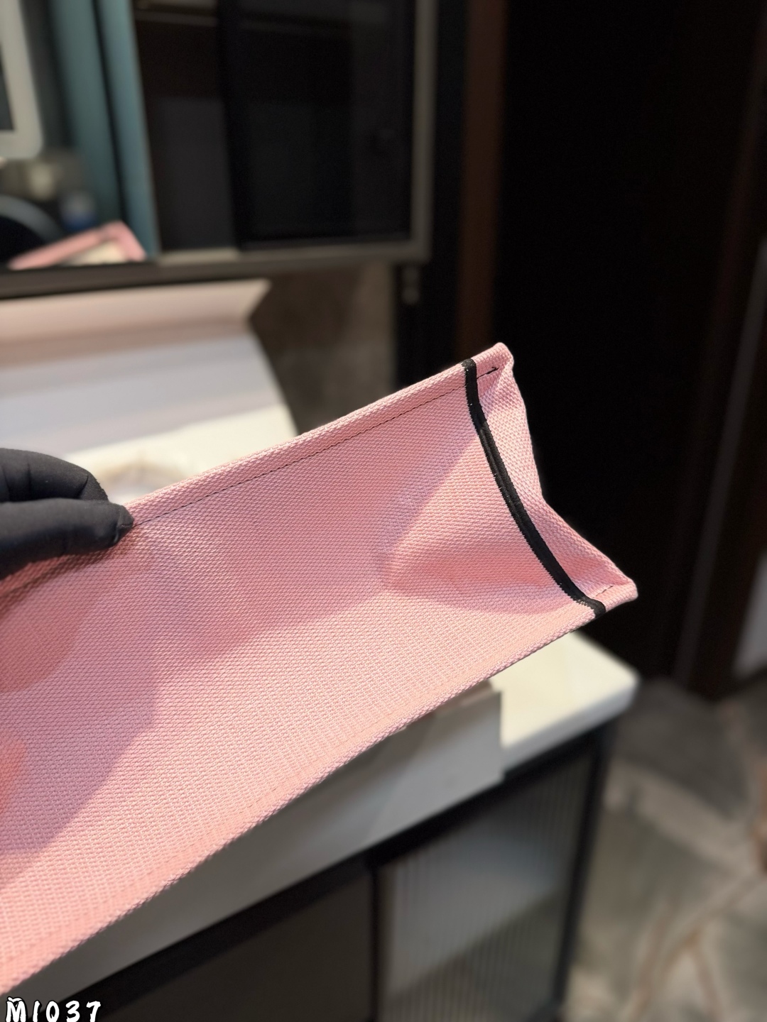 ❤️p225p215（礼盒包装）❤️
Dior 提花 托特包 Dior book tote今年最喜欢的一款购物袋 tote我用的次数最多的包，因为容量超级大，不管什么东西都向里面放，当然凹造型也是必须有的，这款Dior老花是我最喜欢的颜色，柜台出了很多颜色及花型，最后挑了这个颜色 小号的精致有型尺寸42cm 36cm